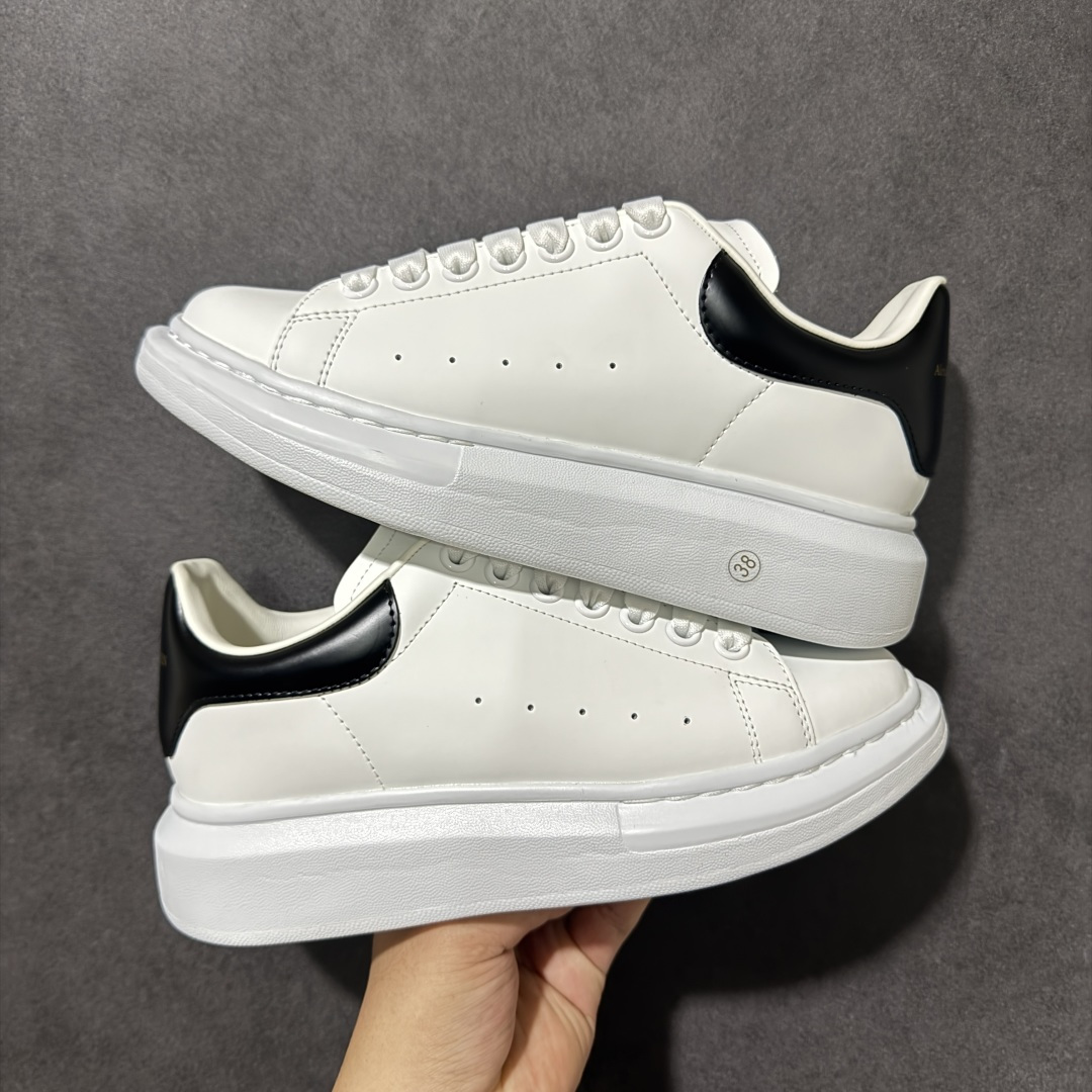 【外贸特价版】 Alexander McQueen 亚历山大麦昆 Oversized Sne外贸充正专供 完美楦型 正确卡色 内外超软小羊皮贴脚透气及超软PU脚感乳胶物料鞋 外置原抽真空高密度增高底 白色光滑牛皮革系带运动鞋，圆头设计，鞋跟点缀黑色绒面革细节搭配宽扁鞋带，鞋舌和后帮饰有 Alexander McQueen 品牌标志。阔型橡胶鞋底。运动鞋另配一副鞋带材料 所有细节与原版一致 尺码：36 36.5 37 38 38.5 39 40.5 41 42 42.5 43 44 45-选品中心