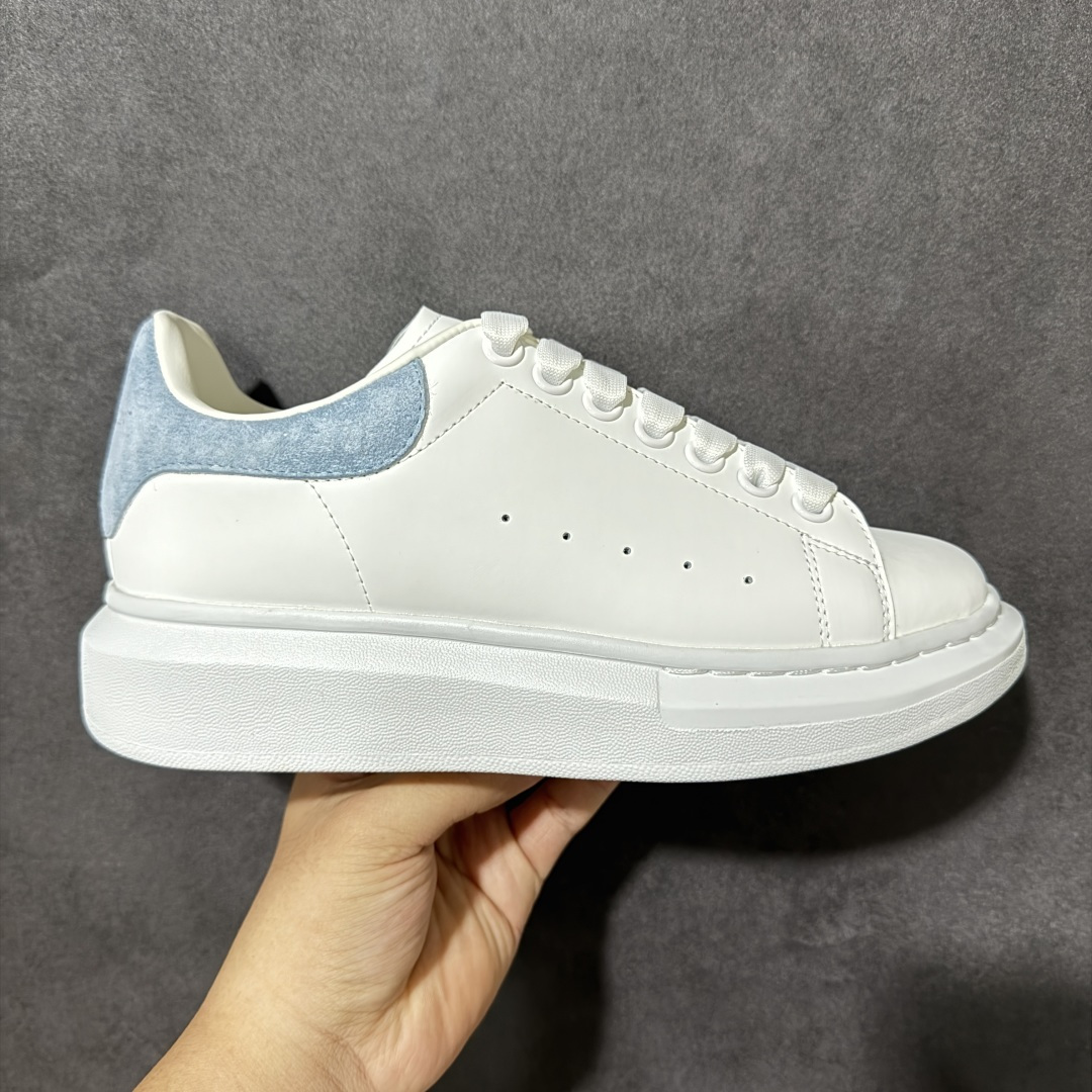 图片[6]-【外贸特价版】 Alexander McQueen 亚历山大麦昆 Oversized Sne外贸充正专供 完美楦型 正确卡色 内外超软小羊皮贴脚透气及超软PU脚感乳胶物料鞋 外置原抽真空高密度增高底 白色光滑牛皮革系带运动鞋，圆头设计，鞋跟点缀黑色绒面革细节搭配宽扁鞋带，鞋舌和后帮饰有 Alexander McQueen 品牌标志。阔型橡胶鞋底。运动鞋另配一副鞋带材料 所有细节与原版一致 尺码：36 36.5 37 38 38.5 39 40.5 41 42 42.5 43 44 45-选品中心