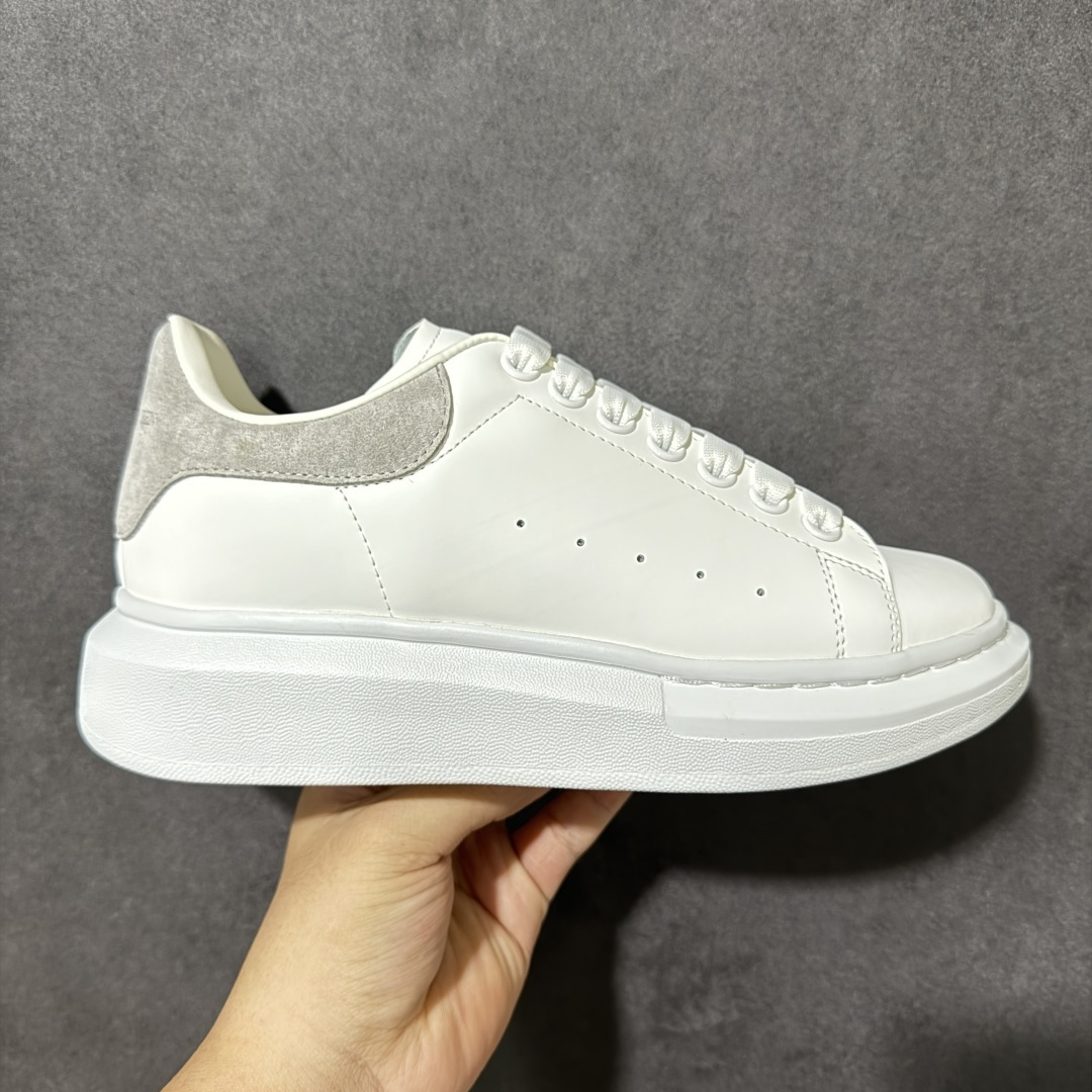 图片[5]-【外贸特价版】 Alexander McQueen 亚历山大麦昆 Oversized Sne外贸充正专供 完美楦型 正确卡色 内外超软小羊皮贴脚透气及超软PU脚感乳胶物料鞋 外置原抽真空高密度增高底 白色光滑牛皮革系带运动鞋，圆头设计，鞋跟点缀黑色绒面革细节搭配宽扁鞋带，鞋舌和后帮饰有 Alexander McQueen 品牌标志。阔型橡胶鞋底。运动鞋另配一副鞋带材料 所有细节与原版一致 尺码：36 36.5 37 38 38.5 39 40.5 41 42 42.5 43 44 45-选品中心