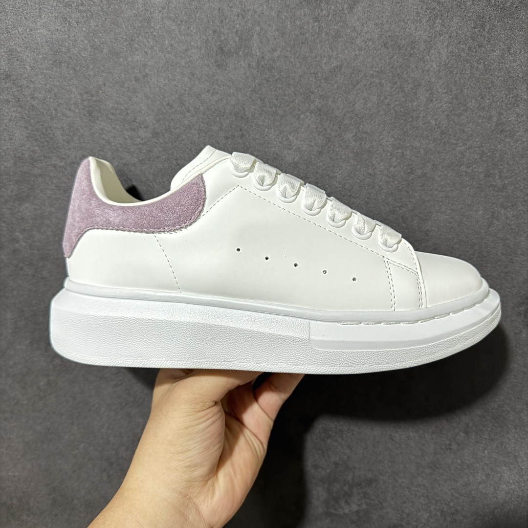 图片[4]-【外贸特价版】 Alexander McQueen 亚历山大麦昆 Oversized Sne外贸充正专供 完美楦型 正确卡色 内外超软小羊皮贴脚透气及超软PU脚感乳胶物料鞋 外置原抽真空高密度增高底 白色光滑牛皮革系带运动鞋，圆头设计，鞋跟点缀黑色绒面革细节搭配宽扁鞋带，鞋舌和后帮饰有 Alexander McQueen 品牌标志。阔型橡胶鞋底。运动鞋另配一副鞋带材料 所有细节与原版一致 尺码：36 36.5 37 38 38.5 39 40.5 41 42 42.5 43 44 45-选品中心