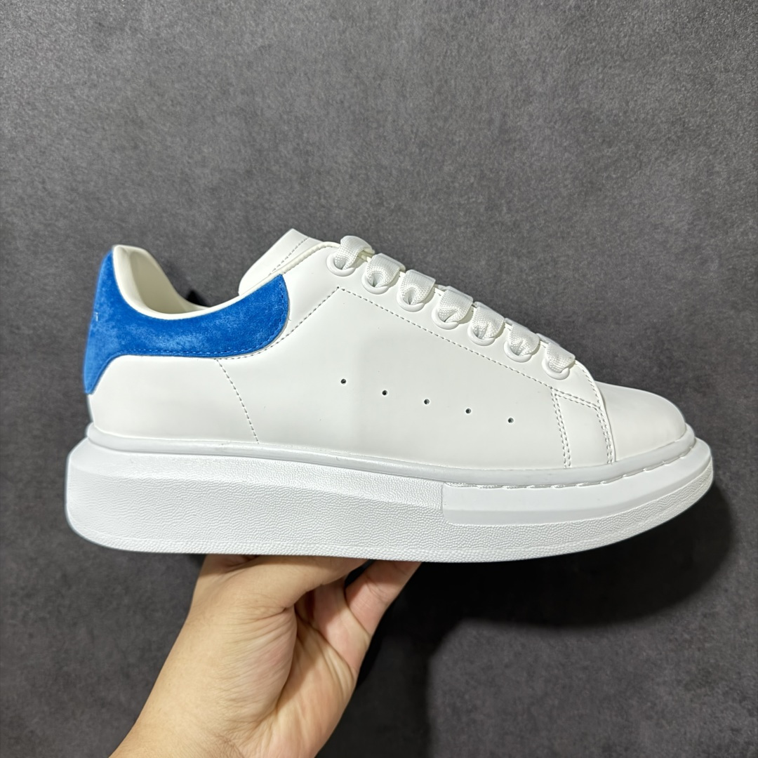 图片[3]-【外贸特价版】 Alexander McQueen 亚历山大麦昆 Oversized Sne外贸充正专供 完美楦型 正确卡色 内外超软小羊皮贴脚透气及超软PU脚感乳胶物料鞋 外置原抽真空高密度增高底 白色光滑牛皮革系带运动鞋，圆头设计，鞋跟点缀黑色绒面革细节搭配宽扁鞋带，鞋舌和后帮饰有 Alexander McQueen 品牌标志。阔型橡胶鞋底。运动鞋另配一副鞋带材料 所有细节与原版一致 尺码：36 36.5 37 38 38.5 39 40.5 41 42 42.5 43 44 45-选品中心