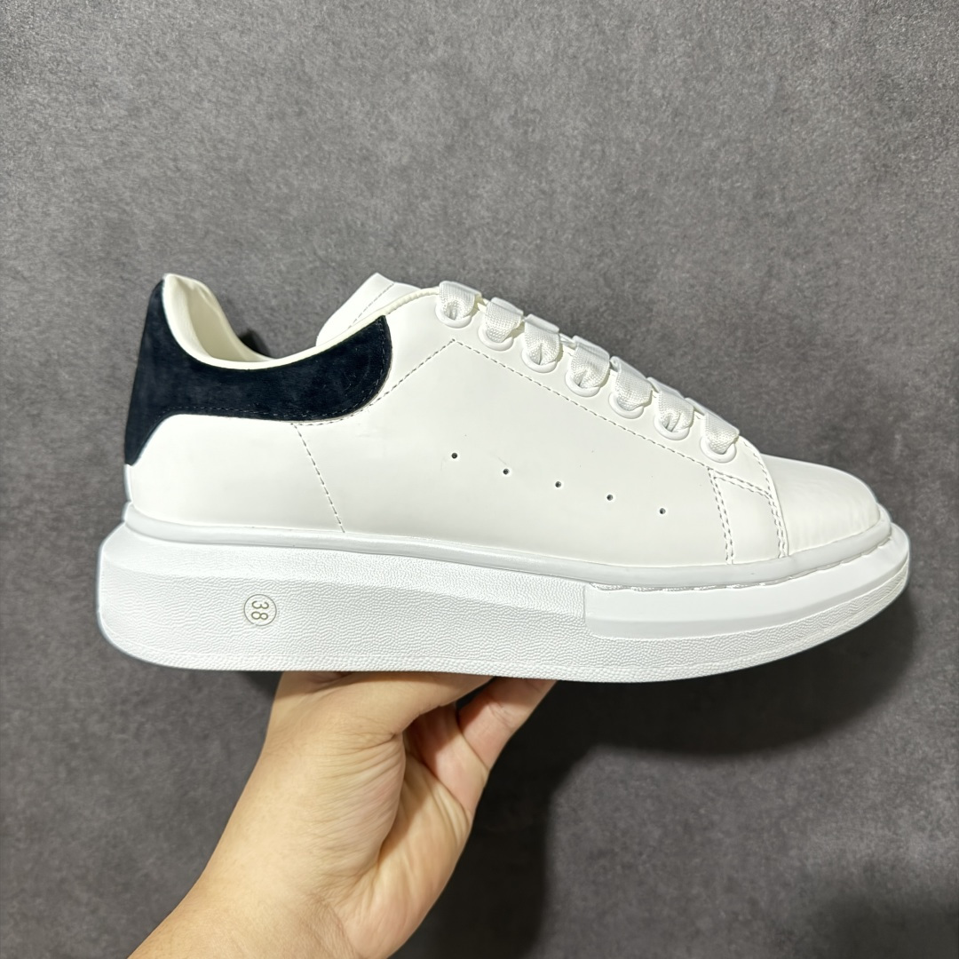 图片[7]-【外贸特价版】 Alexander McQueen 亚历山大麦昆 Oversized Sne外贸充正专供 完美楦型 正确卡色 内外超软小羊皮贴脚透气及超软PU脚感乳胶物料鞋 外置原抽真空高密度增高底 白色光滑牛皮革系带运动鞋，圆头设计，鞋跟点缀黑色绒面革细节搭配宽扁鞋带，鞋舌和后帮饰有 Alexander McQueen 品牌标志。阔型橡胶鞋底。运动鞋另配一副鞋带材料 所有细节与原版一致 尺码：36 36.5 37 38 38.5 39 40.5 41 42 42.5 43 44 45-选品中心