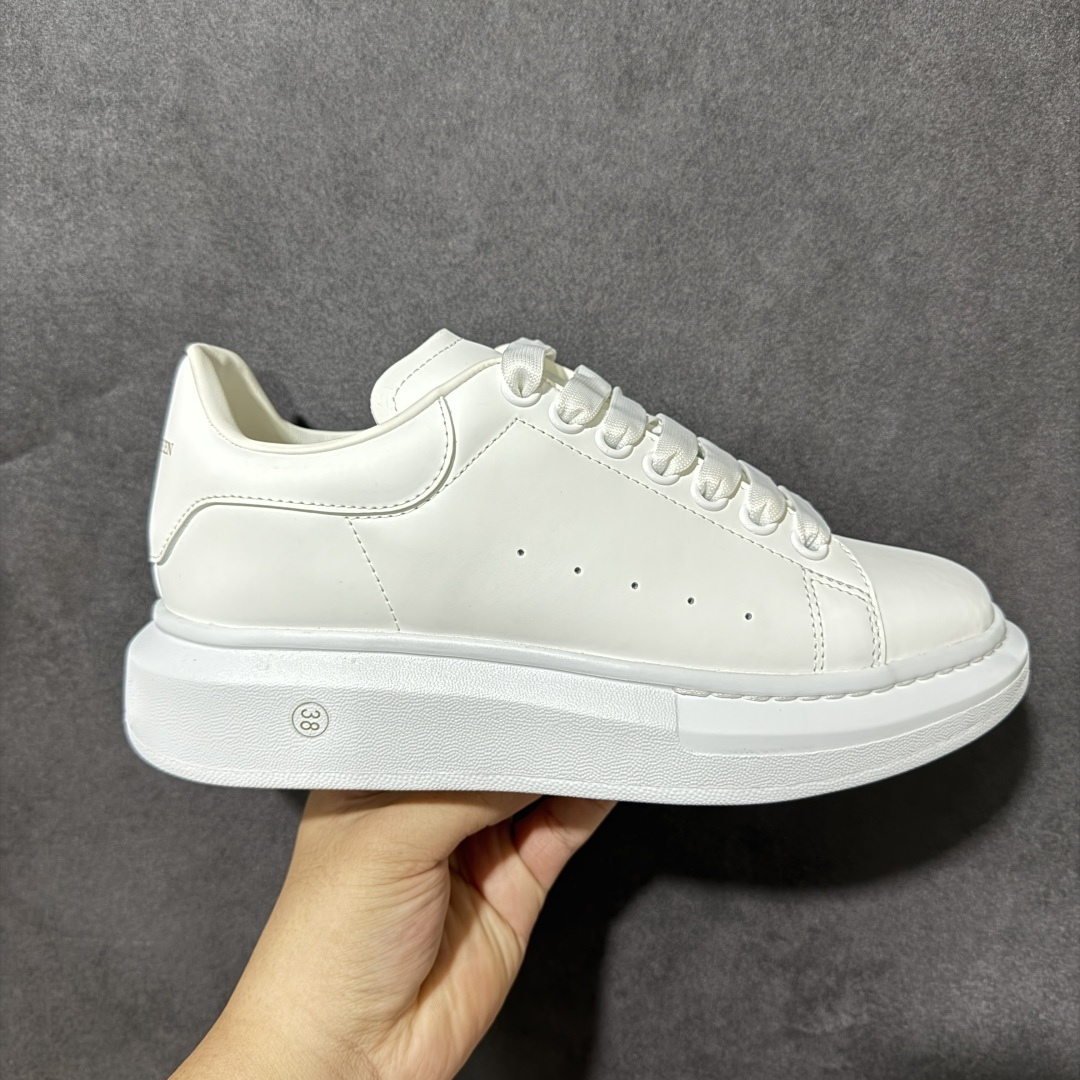 图片[2]-【外贸特价版】 Alexander McQueen 亚历山大麦昆 Oversized Sne外贸充正专供 完美楦型 正确卡色 内外超软小羊皮贴脚透气及超软PU脚感乳胶物料鞋 外置原抽真空高密度增高底 白色光滑牛皮革系带运动鞋，圆头设计，鞋跟点缀黑色绒面革细节搭配宽扁鞋带，鞋舌和后帮饰有 Alexander McQueen 品牌标志。阔型橡胶鞋底。运动鞋另配一副鞋带材料 所有细节与原版一致 尺码：36 36.5 37 38 38.5 39 40.5 41 42 42.5 43 44 45-选品中心