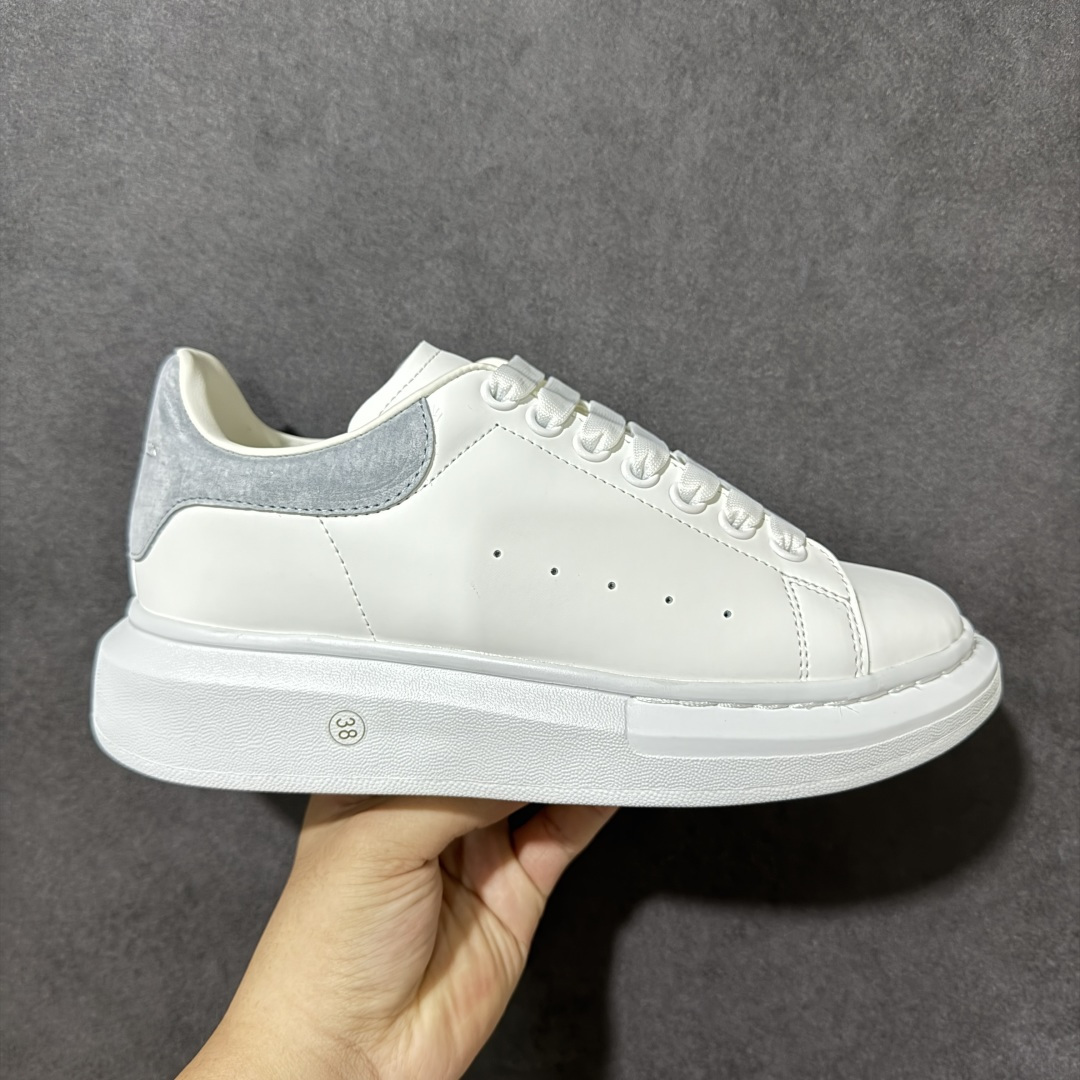 图片[10]-【外贸特价版】 Alexander McQueen 亚历山大麦昆 Oversized Sne外贸充正专供 完美楦型 正确卡色 内外超软小羊皮贴脚透气及超软PU脚感乳胶物料鞋 外置原抽真空高密度增高底 白色光滑牛皮革系带运动鞋，圆头设计，鞋跟点缀黑色绒面革细节搭配宽扁鞋带，鞋舌和后帮饰有 Alexander McQueen 品牌标志。阔型橡胶鞋底。运动鞋另配一副鞋带材料 所有细节与原版一致 尺码：36 36.5 37 38 38.5 39 40.5 41 42 42.5 43 44 45-选品中心