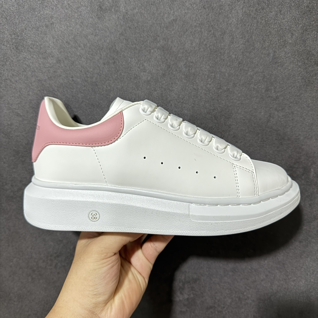 图片[8]-【外贸特价版】 Alexander McQueen 亚历山大麦昆 Oversized Sne外贸充正专供 完美楦型 正确卡色 内外超软小羊皮贴脚透气及超软PU脚感乳胶物料鞋 外置原抽真空高密度增高底 白色光滑牛皮革系带运动鞋，圆头设计，鞋跟点缀黑色绒面革细节搭配宽扁鞋带，鞋舌和后帮饰有 Alexander McQueen 品牌标志。阔型橡胶鞋底。运动鞋另配一副鞋带材料 所有细节与原版一致 尺码：36 36.5 37 38 38.5 39 40.5 41 42 42.5 43 44 45-选品中心