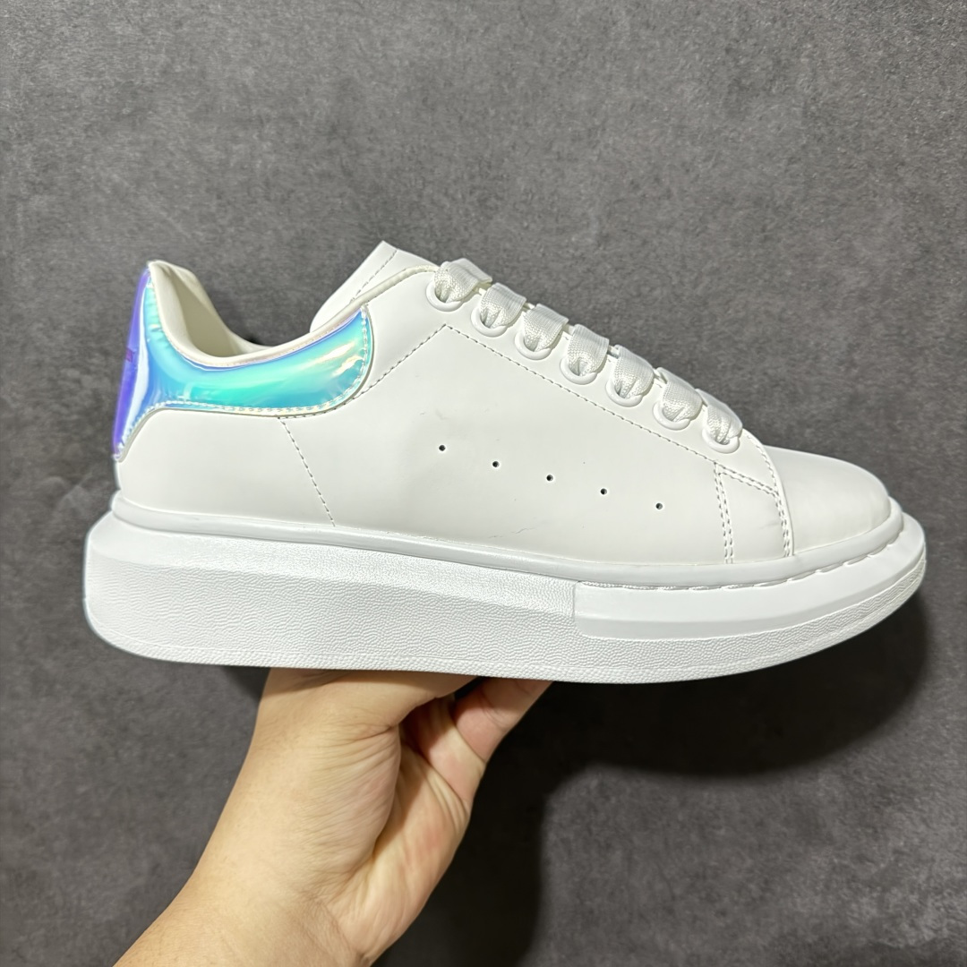 图片[9]-【外贸特价版】 Alexander McQueen 亚历山大麦昆 Oversized Sne外贸充正专供 完美楦型 正确卡色 内外超软小羊皮贴脚透气及超软PU脚感乳胶物料鞋 外置原抽真空高密度增高底 白色光滑牛皮革系带运动鞋，圆头设计，鞋跟点缀黑色绒面革细节搭配宽扁鞋带，鞋舌和后帮饰有 Alexander McQueen 品牌标志。阔型橡胶鞋底。运动鞋另配一副鞋带材料 所有细节与原版一致 尺码：36 36.5 37 38 38.5 39 40.5 41 42 42.5 43 44 45-选品中心