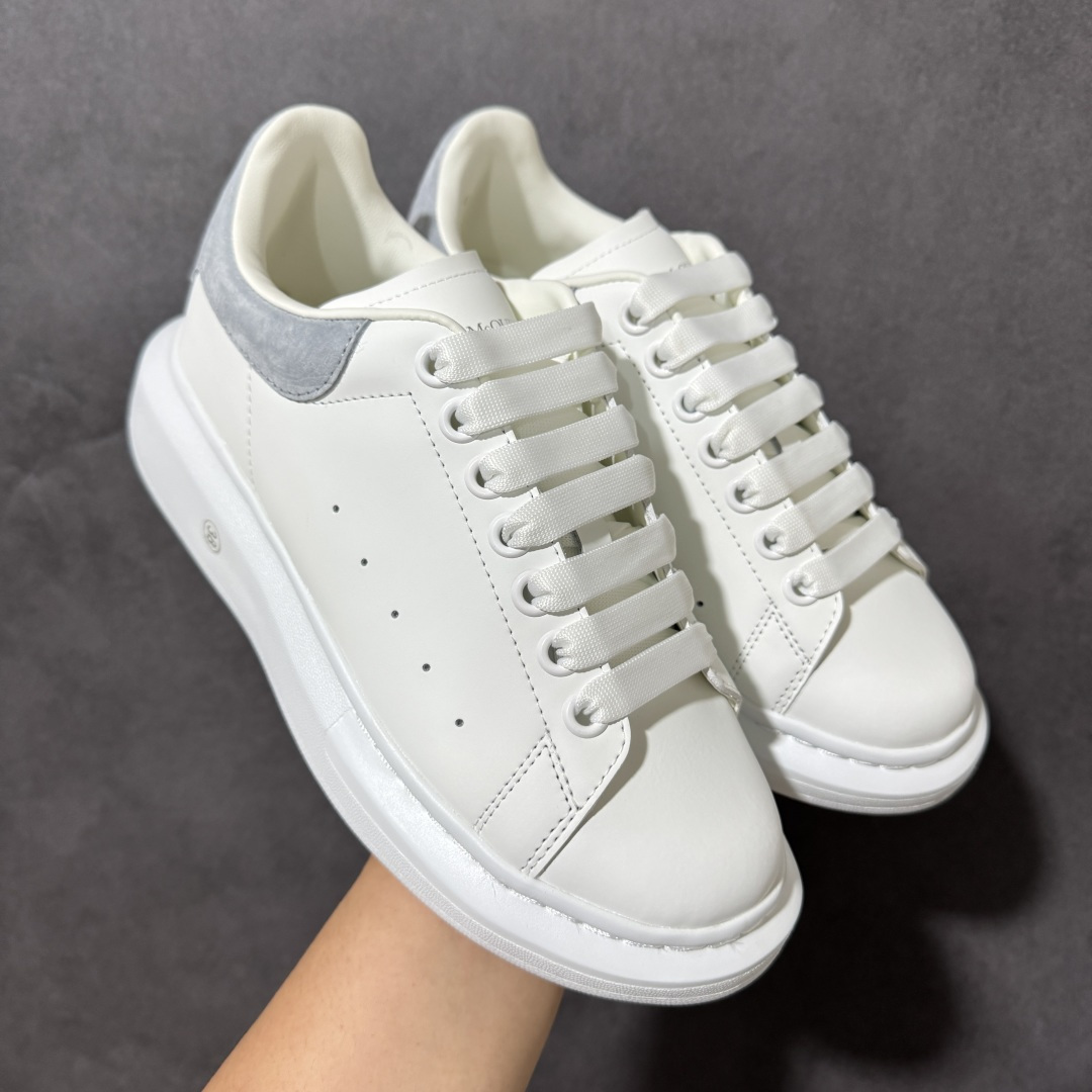 图片[9]-【外贸特价版】 Alexander McQueen 亚历山大麦昆 Oversized Sne外贸充正专供 完美楦型 正确卡色 内外超软小羊皮贴脚透气及超软PU脚感乳胶物料鞋 外置原抽真空高密度增高底 白色光滑牛皮革系带运动鞋，圆头设计，鞋跟点缀黑色绒面革细节搭配宽扁鞋带，鞋舌和后帮饰有 Alexander McQueen 品牌标志。阔型橡胶鞋底。运动鞋另配一副鞋带材料 所有细节与原版一致 尺码：36 36.5 37 38 38.5 39 40.5 41 42 42.5 43 44 45-选品中心
