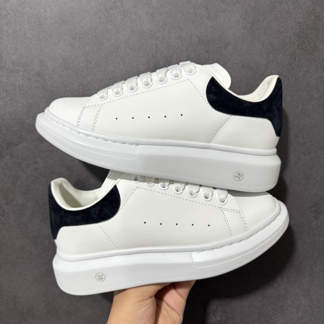 图片[7]-【外贸特价版】 Alexander McQueen 亚历山大麦昆 Oversized Sne外贸充正专供 完美楦型 正确卡色 内外超软小羊皮贴脚透气及超软PU脚感乳胶物料鞋 外置原抽真空高密度增高底 白色光滑牛皮革系带运动鞋，圆头设计，鞋跟点缀黑色绒面革细节搭配宽扁鞋带，鞋舌和后帮饰有 Alexander McQueen 品牌标志。阔型橡胶鞋底。运动鞋另配一副鞋带材料 所有细节与原版一致 尺码：36 36.5 37 38 38.5 39 40.5 41 42 42.5 43 44 45-选品中心
