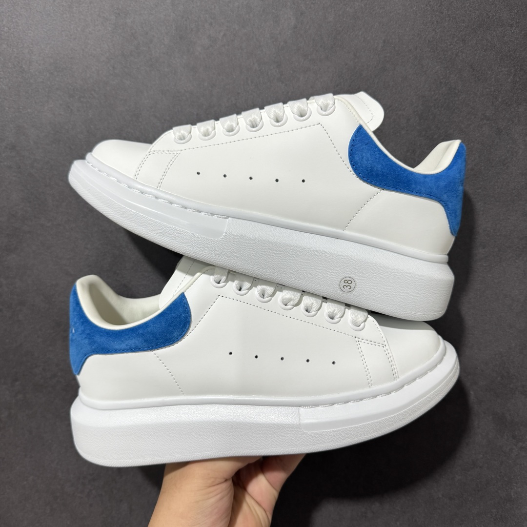 图片[3]-【外贸特价版】 Alexander McQueen 亚历山大麦昆 Oversized Sne外贸充正专供 完美楦型 正确卡色 内外超软小羊皮贴脚透气及超软PU脚感乳胶物料鞋 外置原抽真空高密度增高底 白色光滑牛皮革系带运动鞋，圆头设计，鞋跟点缀黑色绒面革细节搭配宽扁鞋带，鞋舌和后帮饰有 Alexander McQueen 品牌标志。阔型橡胶鞋底。运动鞋另配一副鞋带材料 所有细节与原版一致 尺码：36 36.5 37 38 38.5 39 40.5 41 42 42.5 43 44 45-选品中心