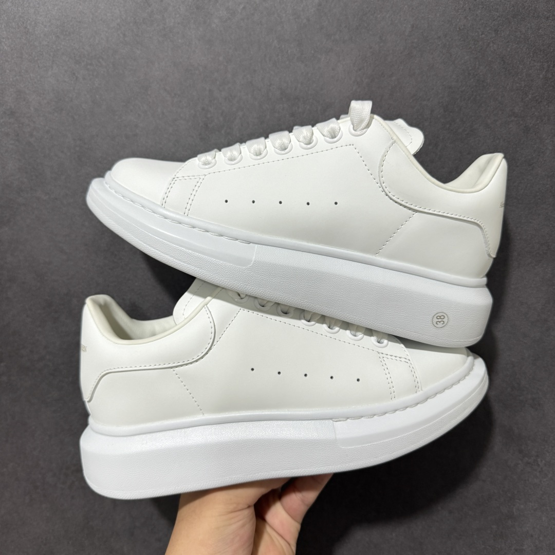 图片[2]-【外贸特价版】 Alexander McQueen 亚历山大麦昆 Oversized Sne外贸充正专供 完美楦型 正确卡色 内外超软小羊皮贴脚透气及超软PU脚感乳胶物料鞋 外置原抽真空高密度增高底 白色光滑牛皮革系带运动鞋，圆头设计，鞋跟点缀黑色绒面革细节搭配宽扁鞋带，鞋舌和后帮饰有 Alexander McQueen 品牌标志。阔型橡胶鞋底。运动鞋另配一副鞋带材料 所有细节与原版一致 尺码：36 36.5 37 38 38.5 39 40.5 41 42 42.5 43 44 45-选品中心