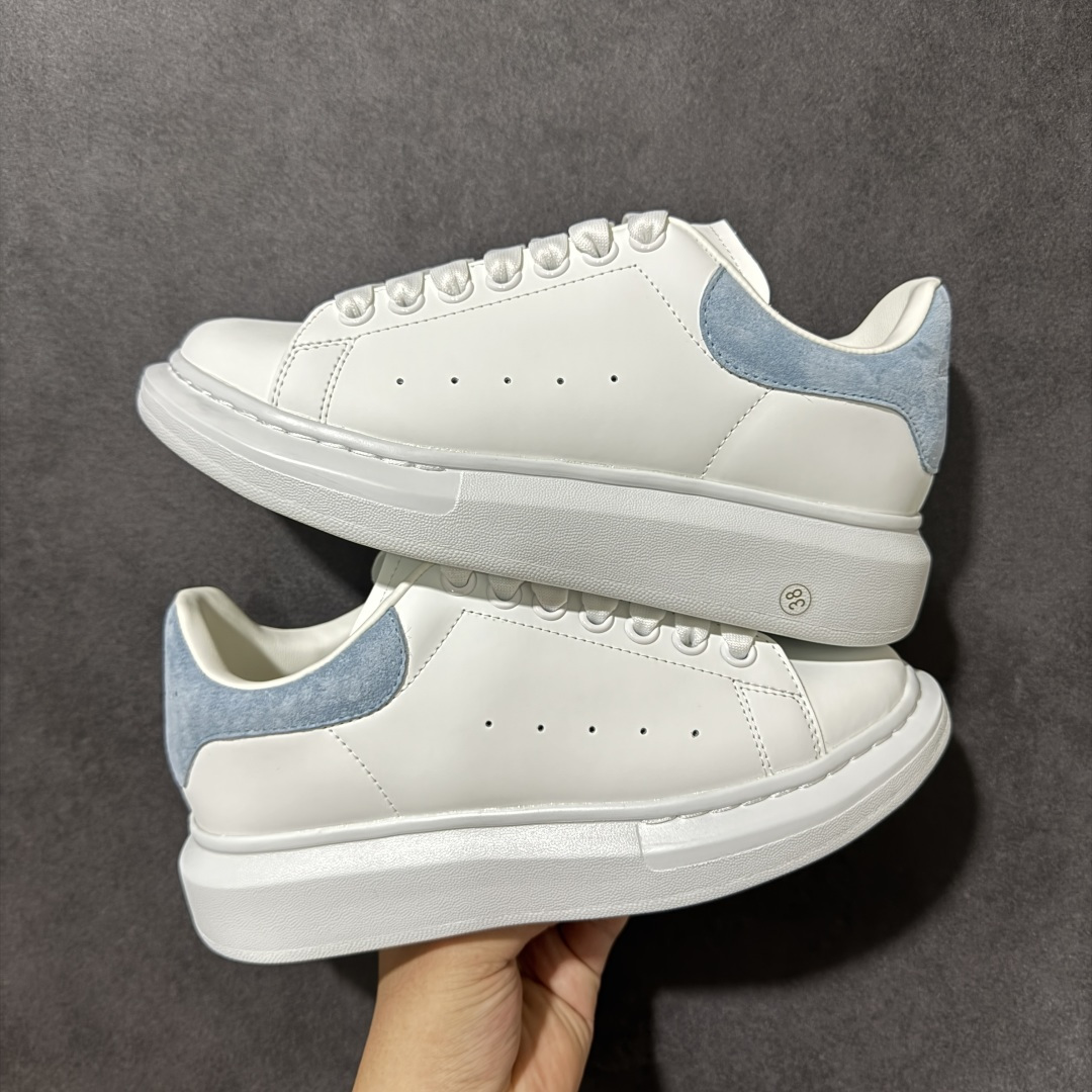 图片[6]-【外贸特价版】 Alexander McQueen 亚历山大麦昆 Oversized Sne外贸充正专供 完美楦型 正确卡色 内外超软小羊皮贴脚透气及超软PU脚感乳胶物料鞋 外置原抽真空高密度增高底 白色光滑牛皮革系带运动鞋，圆头设计，鞋跟点缀黑色绒面革细节搭配宽扁鞋带，鞋舌和后帮饰有 Alexander McQueen 品牌标志。阔型橡胶鞋底。运动鞋另配一副鞋带材料 所有细节与原版一致 尺码：36 36.5 37 38 38.5 39 40.5 41 42 42.5 43 44 45-选品中心