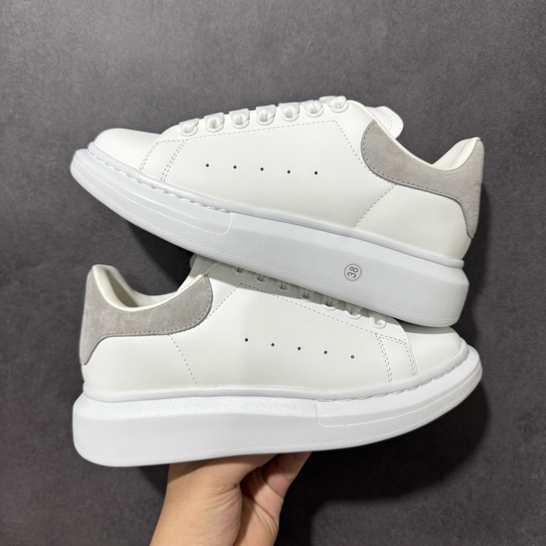 图片[5]-【外贸特价版】 Alexander McQueen 亚历山大麦昆 Oversized Sne外贸充正专供 完美楦型 正确卡色 内外超软小羊皮贴脚透气及超软PU脚感乳胶物料鞋 外置原抽真空高密度增高底 白色光滑牛皮革系带运动鞋，圆头设计，鞋跟点缀黑色绒面革细节搭配宽扁鞋带，鞋舌和后帮饰有 Alexander McQueen 品牌标志。阔型橡胶鞋底。运动鞋另配一副鞋带材料 所有细节与原版一致 尺码：36 36.5 37 38 38.5 39 40.5 41 42 42.5 43 44 45-选品中心
