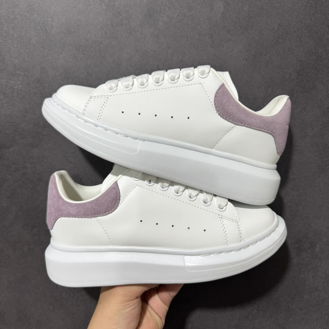 图片[4]-【外贸特价版】 Alexander McQueen 亚历山大麦昆 Oversized Sne外贸充正专供 完美楦型 正确卡色 内外超软小羊皮贴脚透气及超软PU脚感乳胶物料鞋 外置原抽真空高密度增高底 白色光滑牛皮革系带运动鞋，圆头设计，鞋跟点缀黑色绒面革细节搭配宽扁鞋带，鞋舌和后帮饰有 Alexander McQueen 品牌标志。阔型橡胶鞋底。运动鞋另配一副鞋带材料 所有细节与原版一致 尺码：36 36.5 37 38 38.5 39 40.5 41 42 42.5 43 44 45-选品中心
