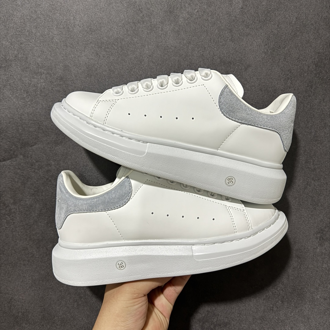 图片[10]-【外贸特价版】 Alexander McQueen 亚历山大麦昆 Oversized Sne外贸充正专供 完美楦型 正确卡色 内外超软小羊皮贴脚透气及超软PU脚感乳胶物料鞋 外置原抽真空高密度增高底 白色光滑牛皮革系带运动鞋，圆头设计，鞋跟点缀黑色绒面革细节搭配宽扁鞋带，鞋舌和后帮饰有 Alexander McQueen 品牌标志。阔型橡胶鞋底。运动鞋另配一副鞋带材料 所有细节与原版一致 尺码：36 36.5 37 38 38.5 39 40.5 41 42 42.5 43 44 45-选品中心