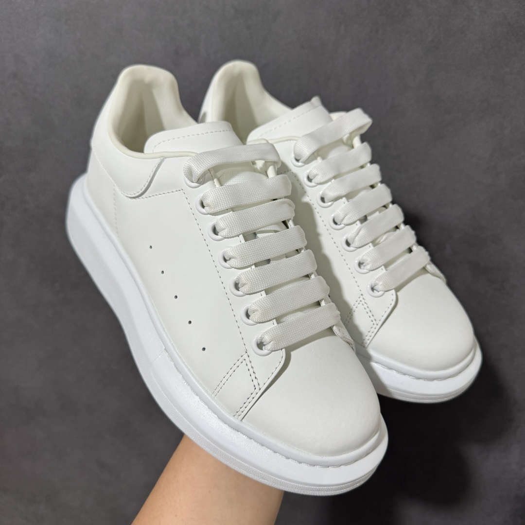 图片[2]-【外贸特价版】 Alexander McQueen 亚历山大麦昆 Oversized Sne外贸充正专供 完美楦型 正确卡色 内外超软小羊皮贴脚透气及超软PU脚感乳胶物料鞋 外置原抽真空高密度增高底 白色光滑牛皮革系带运动鞋，圆头设计，鞋跟点缀黑色绒面革细节搭配宽扁鞋带，鞋舌和后帮饰有 Alexander McQueen 品牌标志。阔型橡胶鞋底。运动鞋另配一副鞋带材料 所有细节与原版一致 尺码：36 36.5 37 38 38.5 39 40.5 41 42 42.5 43 44 45-选品中心