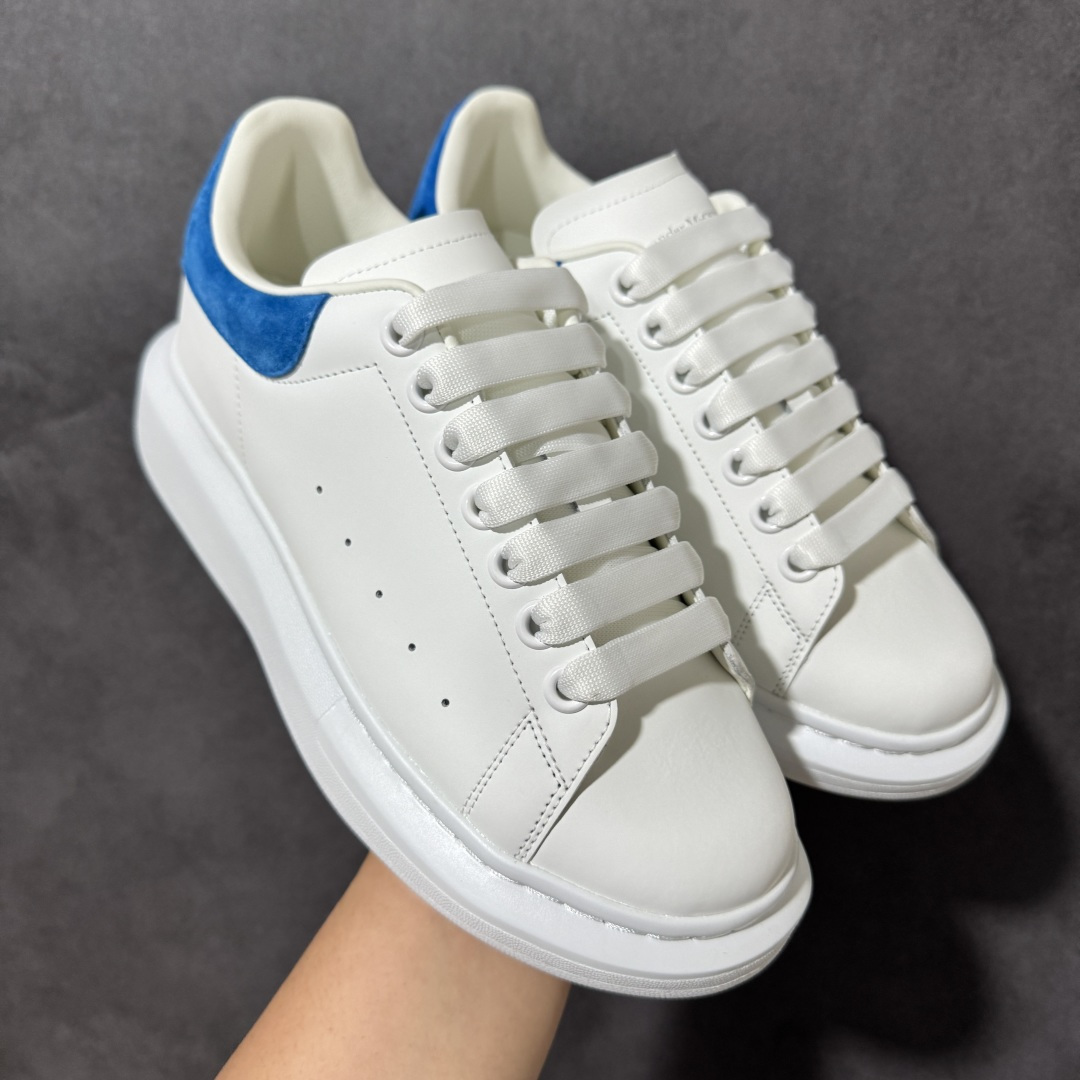 图片[3]-【外贸特价版】 Alexander McQueen 亚历山大麦昆 Oversized Sne外贸充正专供 完美楦型 正确卡色 内外超软小羊皮贴脚透气及超软PU脚感乳胶物料鞋 外置原抽真空高密度增高底 白色光滑牛皮革系带运动鞋，圆头设计，鞋跟点缀黑色绒面革细节搭配宽扁鞋带，鞋舌和后帮饰有 Alexander McQueen 品牌标志。阔型橡胶鞋底。运动鞋另配一副鞋带材料 所有细节与原版一致 尺码：36 36.5 37 38 38.5 39 40.5 41 42 42.5 43 44 45-选品中心