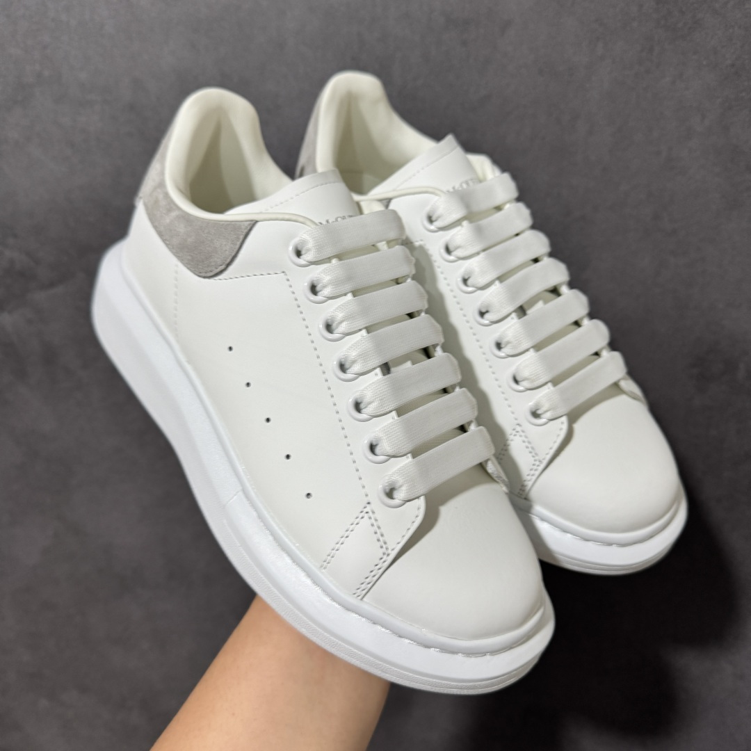 图片[4]-【外贸特价版】 Alexander McQueen 亚历山大麦昆 Oversized Sne外贸充正专供 完美楦型 正确卡色 内外超软小羊皮贴脚透气及超软PU脚感乳胶物料鞋 外置原抽真空高密度增高底 白色光滑牛皮革系带运动鞋，圆头设计，鞋跟点缀黑色绒面革细节搭配宽扁鞋带，鞋舌和后帮饰有 Alexander McQueen 品牌标志。阔型橡胶鞋底。运动鞋另配一副鞋带材料 所有细节与原版一致 尺码：36 36.5 37 38 38.5 39 40.5 41 42 42.5 43 44 45-选品中心