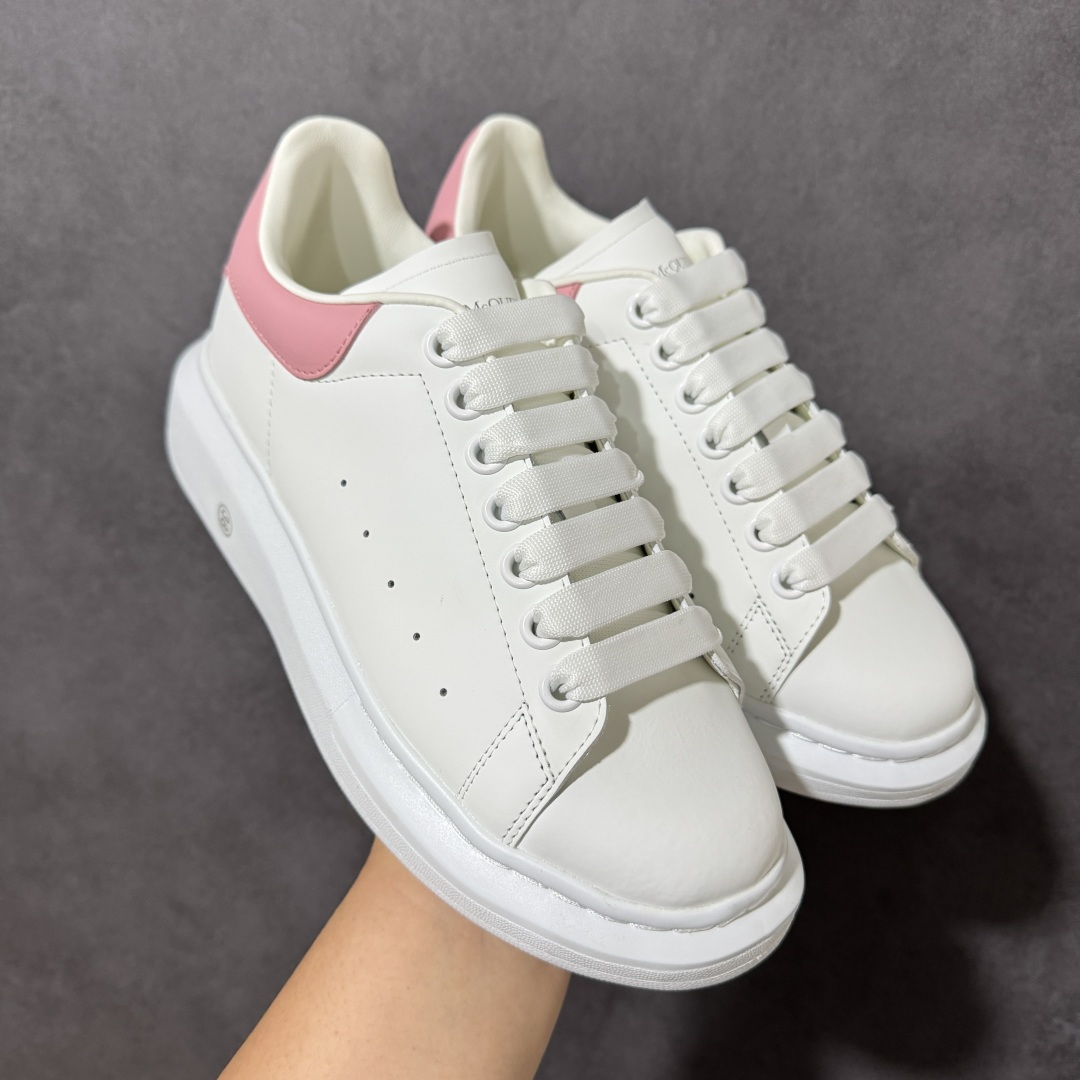 图片[7]-【外贸特价版】 Alexander McQueen 亚历山大麦昆 Oversized Sne外贸充正专供 完美楦型 正确卡色 内外超软小羊皮贴脚透气及超软PU脚感乳胶物料鞋 外置原抽真空高密度增高底 白色光滑牛皮革系带运动鞋，圆头设计，鞋跟点缀黑色绒面革细节搭配宽扁鞋带，鞋舌和后帮饰有 Alexander McQueen 品牌标志。阔型橡胶鞋底。运动鞋另配一副鞋带材料 所有细节与原版一致 尺码：36 36.5 37 38 38.5 39 40.5 41 42 42.5 43 44 45-选品中心