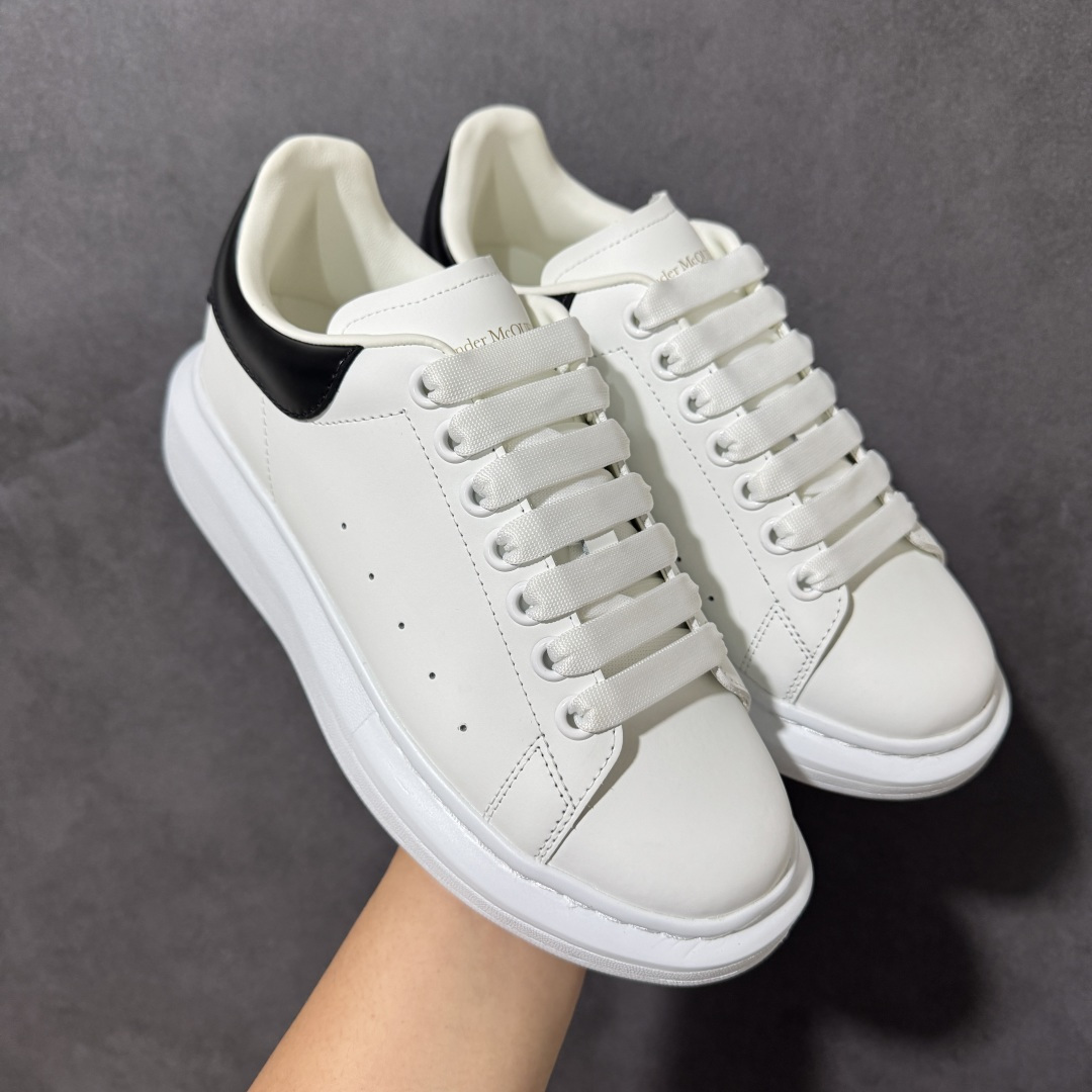 【外贸特价版】 Alexander McQueen 亚历山大麦昆 Oversized Sne外贸充正专供 完美楦型 正确卡色 内外超软小羊皮贴脚透气及超软PU脚感乳胶物料鞋 外置原抽真空高密度增高底 白色光滑牛皮革系带运动鞋,圆头设计,鞋跟点缀黑色绒面革细节搭配宽扁鞋带,鞋舌和后帮饰有 Alexander McQueen 品牌标志。阔型橡胶鞋底。运动鞋另配一副鞋带材料 所有细节与原版一致 尺码:36 36.5 37 38 38.5 39 40.5 41 42 42.5 43 44 45-选品中心