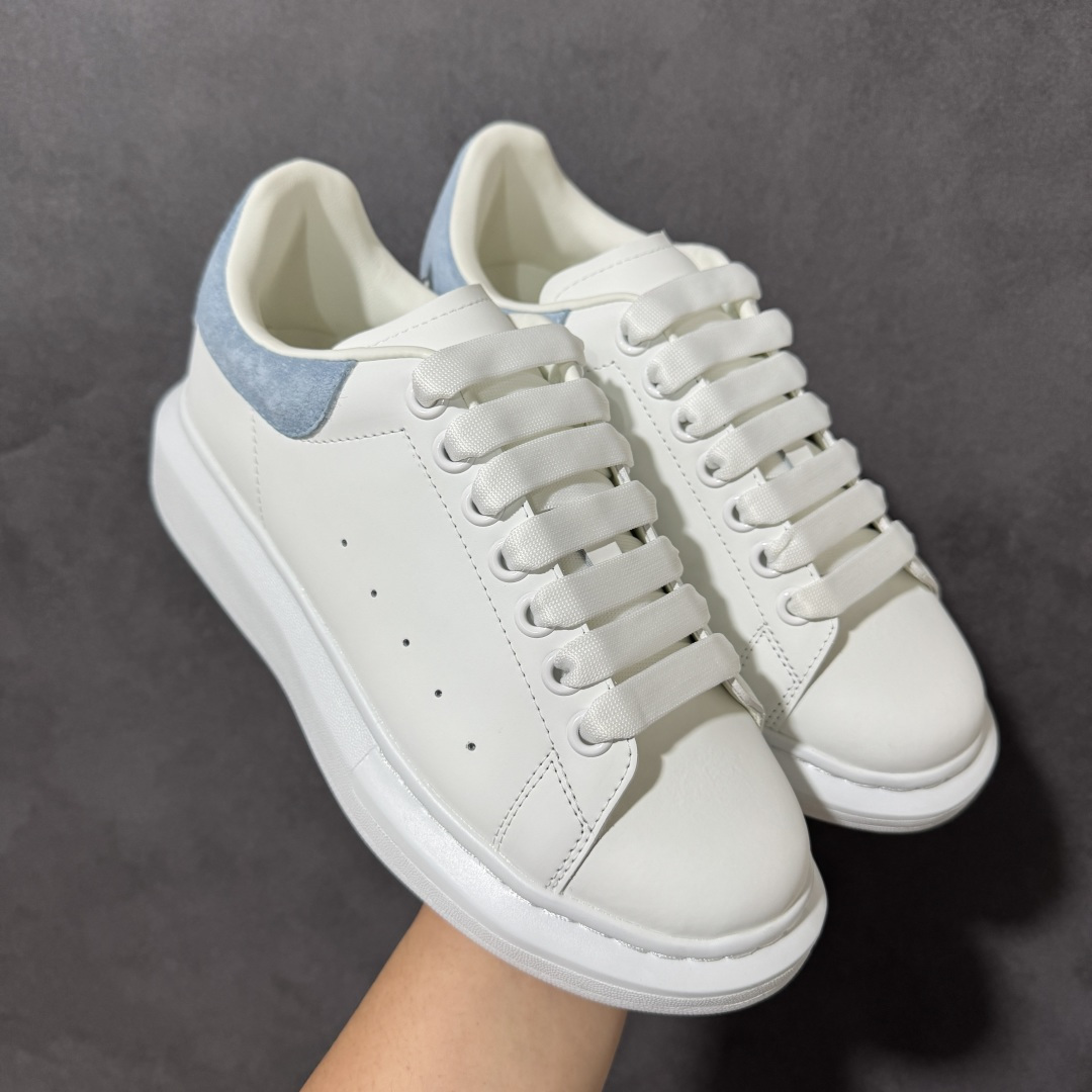 图片[5]-【外贸特价版】 Alexander McQueen 亚历山大麦昆 Oversized Sne外贸充正专供 完美楦型 正确卡色 内外超软小羊皮贴脚透气及超软PU脚感乳胶物料鞋 外置原抽真空高密度增高底 白色光滑牛皮革系带运动鞋，圆头设计，鞋跟点缀黑色绒面革细节搭配宽扁鞋带，鞋舌和后帮饰有 Alexander McQueen 品牌标志。阔型橡胶鞋底。运动鞋另配一副鞋带材料 所有细节与原版一致 尺码：36 36.5 37 38 38.5 39 40.5 41 42 42.5 43 44 45-选品中心