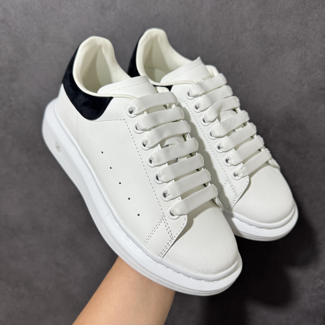 图片[6]-【外贸特价版】 Alexander McQueen 亚历山大麦昆 Oversized Sne外贸充正专供 完美楦型 正确卡色 内外超软小羊皮贴脚透气及超软PU脚感乳胶物料鞋 外置原抽真空高密度增高底 白色光滑牛皮革系带运动鞋，圆头设计，鞋跟点缀黑色绒面革细节搭配宽扁鞋带，鞋舌和后帮饰有 Alexander McQueen 品牌标志。阔型橡胶鞋底。运动鞋另配一副鞋带材料 所有细节与原版一致 尺码：36 36.5 37 38 38.5 39 40.5 41 42 42.5 43 44 45-选品中心