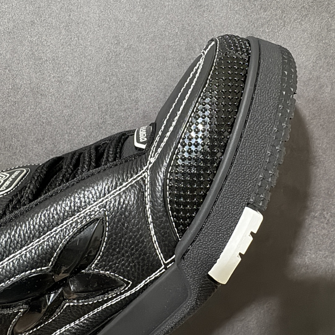 图片[8]-【广东礼盒版】Louis Vuitton LV Skate时装走秀圆头系带运动鞋 完美鞋型超高的清洁度 零毛边线头瑕疵 全套原楦原纸版原鞋开模 全网最具灵魂的版型 正确原装黄色鞋盒 正确中底印花 鞋面印花3D高频深度立体 全鞋电脑针车 紧密相连 针距密度一致 环保乳胶注塑鞋垫 厚度脚感还原原版 皮面裁剪部位 统一油边封口工艺 原装橡胶大底含胶量大底组合零偏差 专柜全套包装 防尘袋 说明书 质保卡 男女鞋 尺码：35-47-选品中心