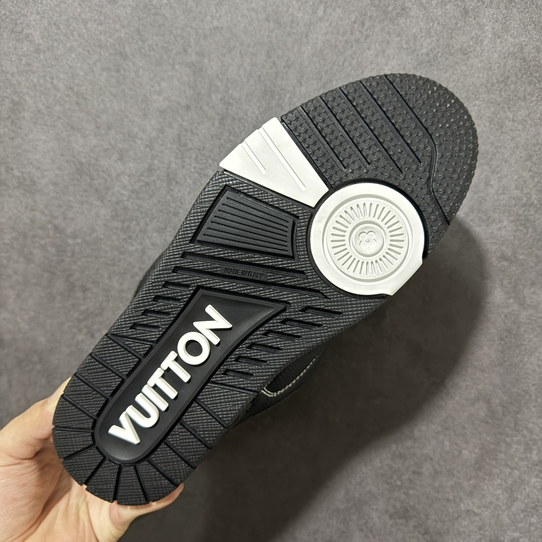 图片[9]-【广东礼盒版】Louis Vuitton LV Skate时装走秀圆头系带运动鞋 完美鞋型超高的清洁度 零毛边线头瑕疵 全套原楦原纸版原鞋开模 全网最具灵魂的版型 正确原装黄色鞋盒 正确中底印花 鞋面印花3D高频深度立体 全鞋电脑针车 紧密相连 针距密度一致 环保乳胶注塑鞋垫 厚度脚感还原原版 皮面裁剪部位 统一油边封口工艺 原装橡胶大底含胶量大底组合零偏差 专柜全套包装 防尘袋 说明书 质保卡 男女鞋 尺码：35-47-选品中心