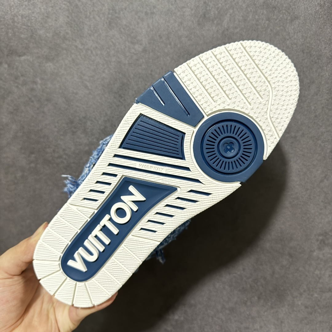 图片[9]-【广东礼盒版】Louis Vuitton LV Skate时装走秀圆头系带运动鞋 完美鞋型超高的清洁度 零毛边线头瑕疵 全套原楦原纸版原鞋开模 全网最具灵魂的版型 正确原装黄色鞋盒 正确中底印花 鞋面印花3D高频深度立体 全鞋电脑针车 紧密相连 针距密度一致 环保乳胶注塑鞋垫 厚度脚感还原原版 皮面裁剪部位 统一油边封口工艺 原装橡胶大底含胶量大底组合零偏差 专柜全套包装 防尘袋 说明书 质保卡 男女鞋 尺码：35-47-选品中心