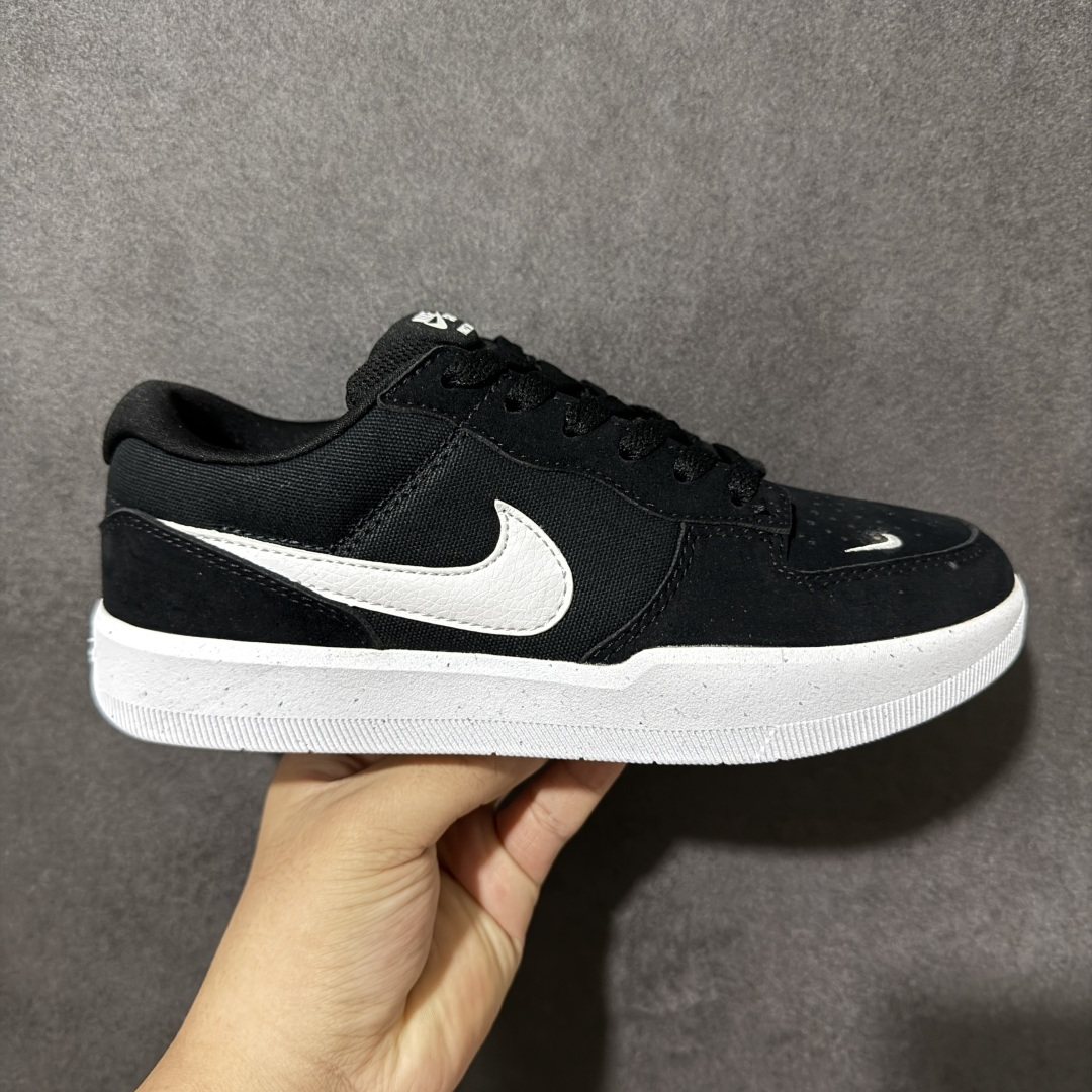 【GQ 福利】Nike SB Force 58 耐克 低帮休闲板鞋 前沿创新带入街头的单品 它具有硫化杯底 具有出色的耐用性和灵活性 使用帆布和绒面革 官方发售27色 现货入库 尺码： 36 36.5 37 38 38.5 39 40.5 41 42 42.5 43 44 45 货号：CZ2959 001-选品中心
