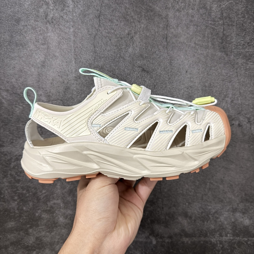 【绿x版】HOKA One One Hopara Sandals 霍帕拉系列水路两用溯溪涉水休闲户外露营凉鞋 作为先锋品牌的 HOKA ONE ONE总是以独特的方式 HOPA RA是一款溯溪鞋 又名排水鞋 可长期用于涉水和溯溪 保护脚底和脚趾的安全和舒适 鞋面材料速干 透气 耐磨 鞋底防滑 耐磨 抓地能力强 出于安全考虑 设计要求较高 涉水溯溪过程中 水 泥沙 可以直接从鞋内大孔排出 细纹鞋底使在岩石上抓地能力强 避免打滑 而上路后 鞋面具有快干透气等优点 尺码:36 36.5 37.5 38 39 40 40.5 41 42 42.5 43 44 45-选品中心