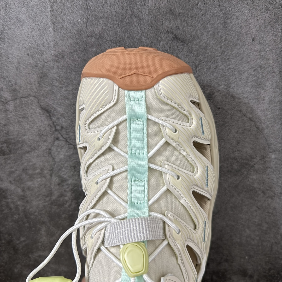图片[5]-【绿x版】HOKA One One Hopara Sandals 霍帕拉系列水路两用溯溪涉水休闲户外露营凉鞋 作为先锋品牌的 HOKA ONE ONE总是以独特的方式 HOPA RA是一款溯溪鞋 又名排水鞋 可长期用于涉水和溯溪 保护脚底和脚趾的安全和舒适 鞋面材料速干 透气 耐磨 鞋底防滑 耐磨 抓地能力强 出于安全考虑 设计要求较高 涉水溯溪过程中 水 泥沙 可以直接从鞋内大孔排出 细纹鞋底使在岩石上抓地能力强 避免打滑 而上路后 鞋面具有快干透气等优点 尺码：36 36.5 37.5 38 39 40 40.5 41 42 42.5 43 44 45-选品中心