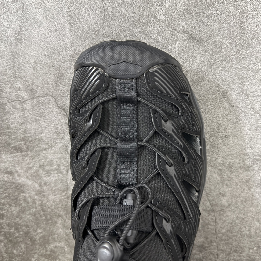 图片[5]-【绿x版】HOKA One One Hopara Sandals 霍帕拉系列水路两用溯溪涉水休闲户外露营凉鞋 作为先锋品牌的 HOKA ONE ONE总是以独特的方式 HOPA RA是一款溯溪鞋 又名排水鞋 可长期用于涉水和溯溪 保护脚底和脚趾的安全和舒适 鞋面材料速干 透气 耐磨 鞋底防滑 耐磨 抓地能力强 出于安全考虑 设计要求较高 涉水溯溪过程中 水 泥沙 可以直接从鞋内大孔排出 细纹鞋底使在岩石上抓地能力强 避免打滑 而上路后 鞋面具有快干透气等优点 尺码：36 36.5 37.5 38 39 40 40.5 41 42 42.5 43 44 45-选品中心