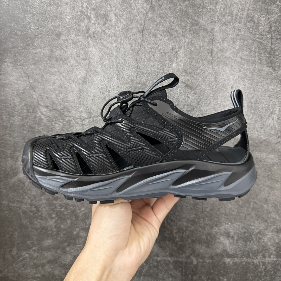 图片[2]-【绿x版】HOKA One One Hopara Sandals 霍帕拉系列水路两用溯溪涉水休闲户外露营凉鞋 作为先锋品牌的 HOKA ONE ONE总是以独特的方式 HOPA RA是一款溯溪鞋 又名排水鞋 可长期用于涉水和溯溪 保护脚底和脚趾的安全和舒适 鞋面材料速干 透气 耐磨 鞋底防滑 耐磨 抓地能力强 出于安全考虑 设计要求较高 涉水溯溪过程中 水 泥沙 可以直接从鞋内大孔排出 细纹鞋底使在岩石上抓地能力强 避免打滑 而上路后 鞋面具有快干透气等优点 尺码：36 36.5 37.5 38 39 40 40.5 41 42 42.5 43 44 45-选品中心