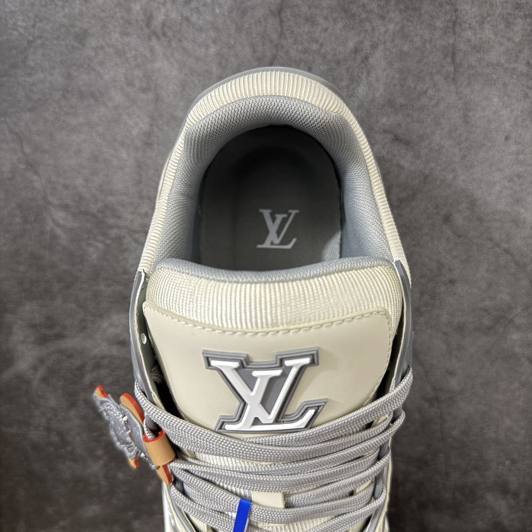 图片[8]-【YS纯原】广奢高端货 LOUIS VUITTON 路易威登 LV Trainer ✦ 原楦原纸版开模，鞋型立体饱满 ✦ 零毛边、零溢胶、零线头瑕疵 ✦ 细节与原版一致 区分市面通货 ✦ 多层叠片＋电脑针车，针距密度一致 ✦ Monogram浮雕＋3D高频压纹 ✦ 多密度发泡中底：支撑回弹媲美专柜 ✦ 原装橡胶大底：含胶量高、纹路深、双拼接零偏差 ✦ ZP级原装包装：专柜款鞋盒＋防尘袋＋说明书 尺码：39-45-选品中心