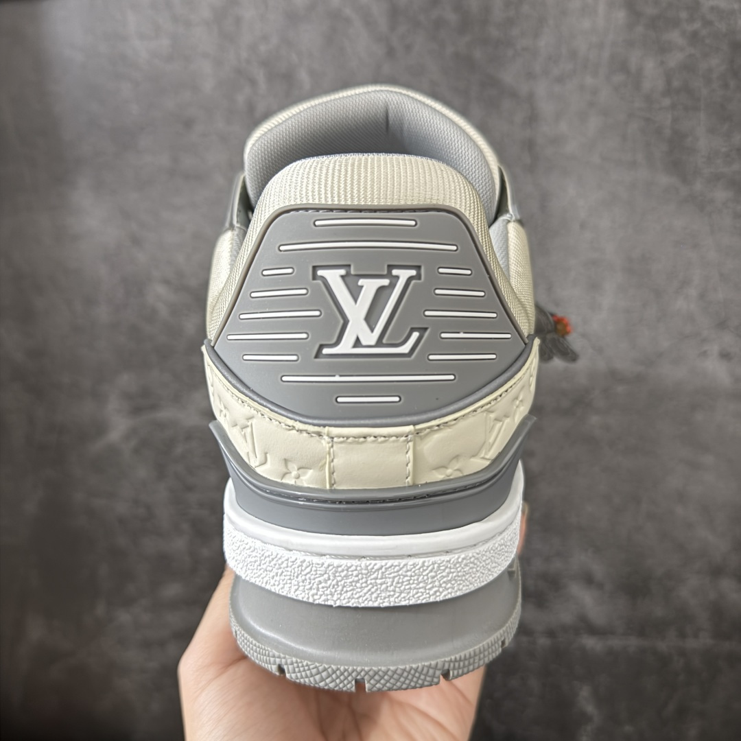 图片[4]-【YS纯原】广奢高端货 LOUIS VUITTON 路易威登 LV Trainer ✦ 原楦原纸版开模，鞋型立体饱满 ✦ 零毛边、零溢胶、零线头瑕疵 ✦ 细节与原版一致 区分市面通货 ✦ 多层叠片＋电脑针车，针距密度一致 ✦ Monogram浮雕＋3D高频压纹 ✦ 多密度发泡中底：支撑回弹媲美专柜 ✦ 原装橡胶大底：含胶量高、纹路深、双拼接零偏差 ✦ ZP级原装包装：专柜款鞋盒＋防尘袋＋说明书 尺码：39-45-选品中心