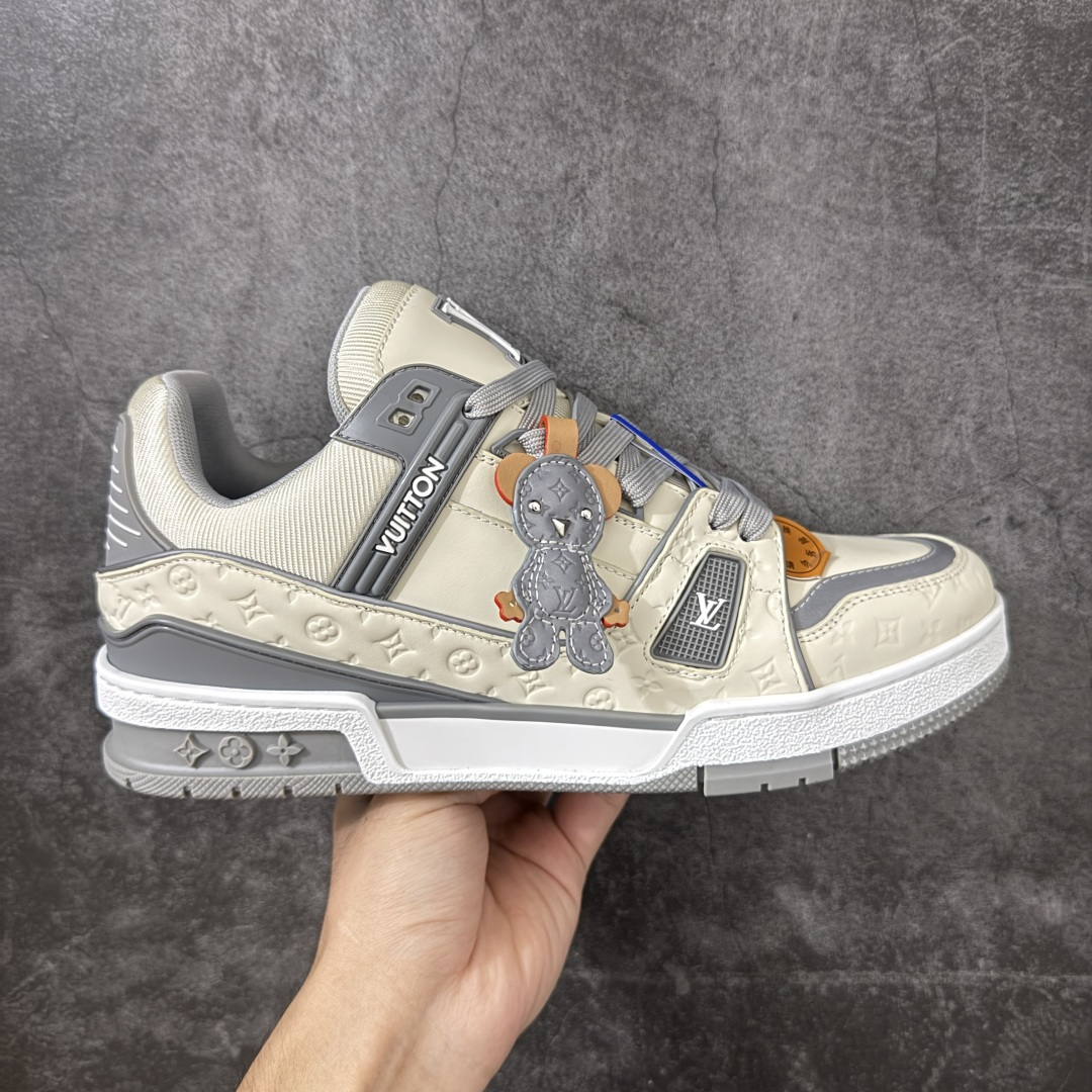【YS纯原】广奢高端货 LOUIS VUITTON 路易威登 LV Trainer ✦ 原楦原纸版开模，鞋型立体饱满 ✦ 零毛边、零溢胶、零线头瑕疵 ✦ 细节与原版一致 区分市面通货 ✦ 多层叠片＋电脑针车，针距密度一致 ✦ Monogram浮雕＋3D高频压纹 ✦ 多密度发泡中底：支撑回弹媲美专柜 ✦ 原装橡胶大底：含胶量高、纹路深、双拼接零偏差 ✦ ZP级原装包装：专柜款鞋盒＋防尘袋＋说明书 尺码：39-45-选品中心