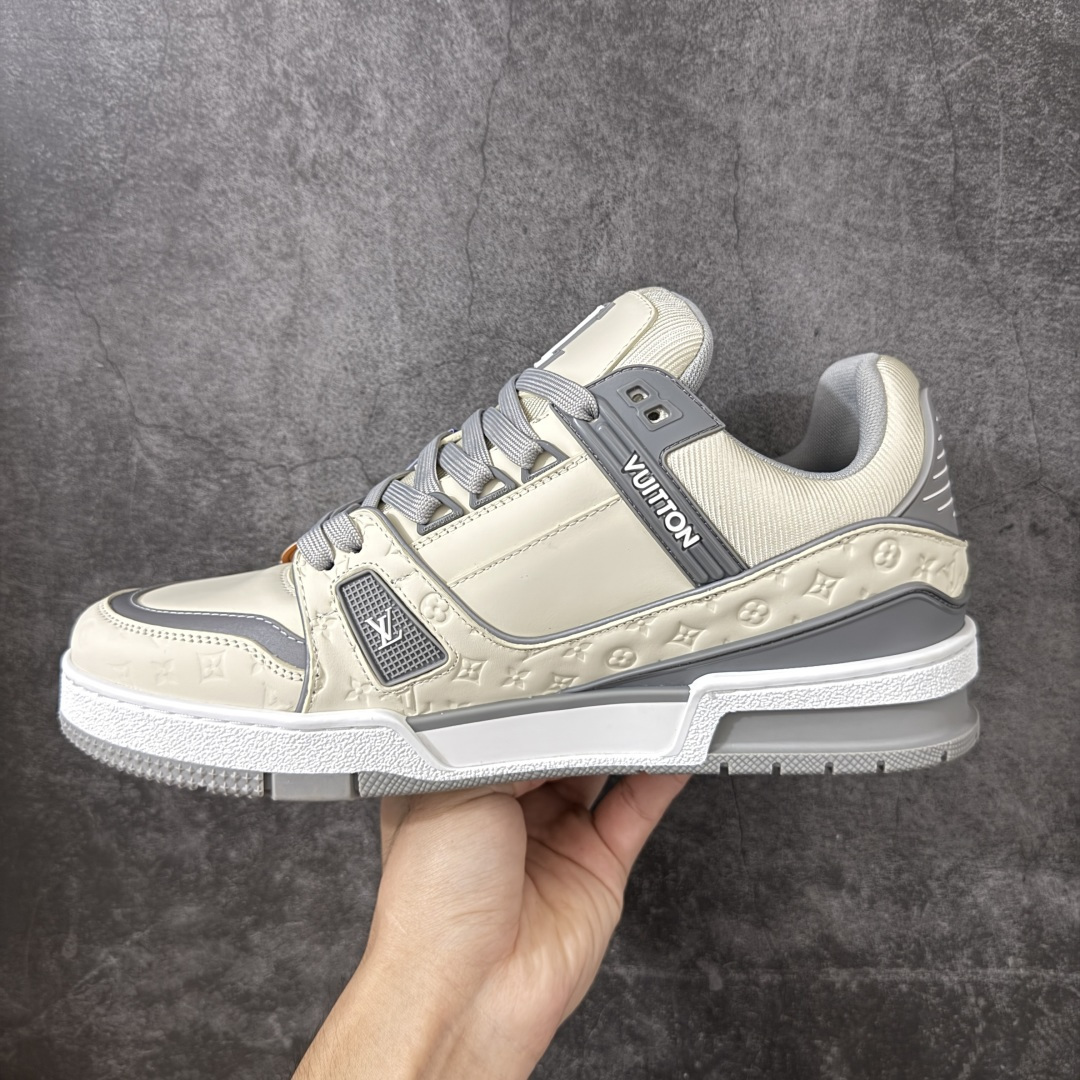图片[2]-【YS纯原】广奢高端货 LOUIS VUITTON 路易威登 LV Trainer ✦ 原楦原纸版开模，鞋型立体饱满 ✦ 零毛边、零溢胶、零线头瑕疵 ✦ 细节与原版一致 区分市面通货 ✦ 多层叠片＋电脑针车，针距密度一致 ✦ Monogram浮雕＋3D高频压纹 ✦ 多密度发泡中底：支撑回弹媲美专柜 ✦ 原装橡胶大底：含胶量高、纹路深、双拼接零偏差 ✦ ZP级原装包装：专柜款鞋盒＋防尘袋＋说明书 尺码：39-45-选品中心
