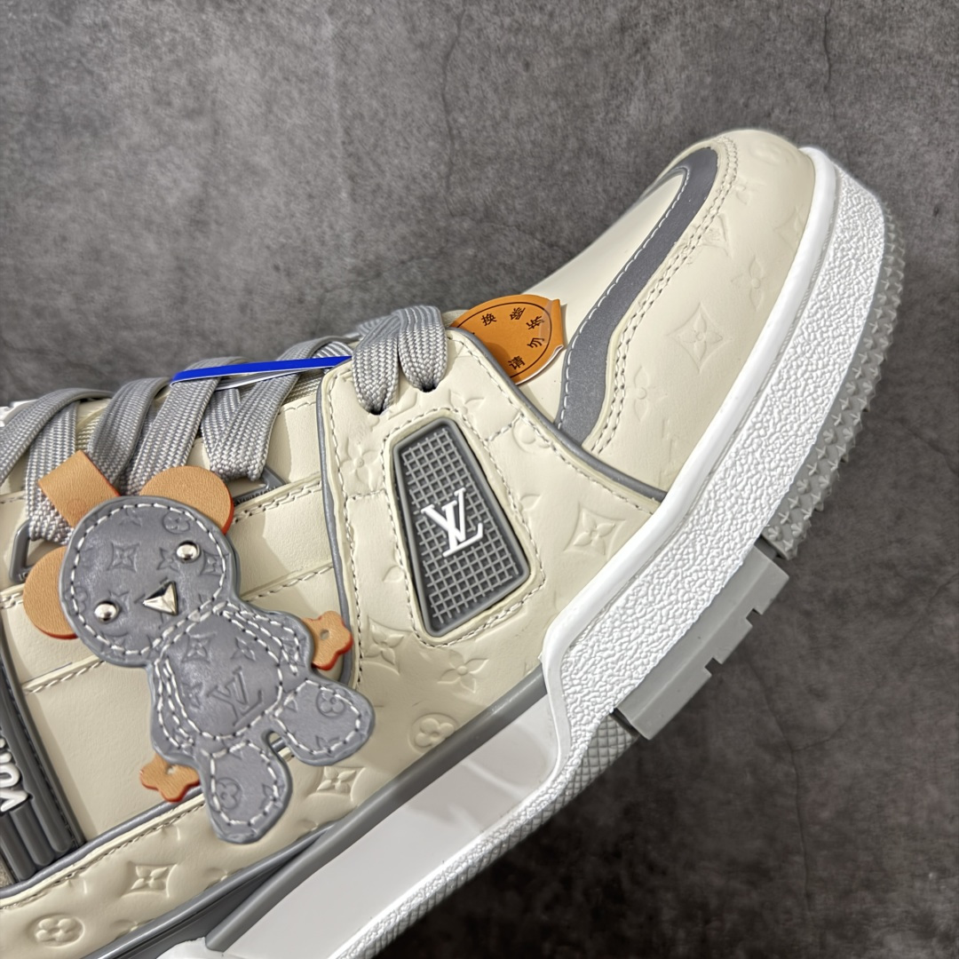 图片[6]-【YS纯原】广奢高端货 LOUIS VUITTON 路易威登 LV Trainer ✦ 原楦原纸版开模，鞋型立体饱满 ✦ 零毛边、零溢胶、零线头瑕疵 ✦ 细节与原版一致 区分市面通货 ✦ 多层叠片＋电脑针车，针距密度一致 ✦ Monogram浮雕＋3D高频压纹 ✦ 多密度发泡中底：支撑回弹媲美专柜 ✦ 原装橡胶大底：含胶量高、纹路深、双拼接零偏差 ✦ ZP级原装包装：专柜款鞋盒＋防尘袋＋说明书 尺码：39-45-选品中心