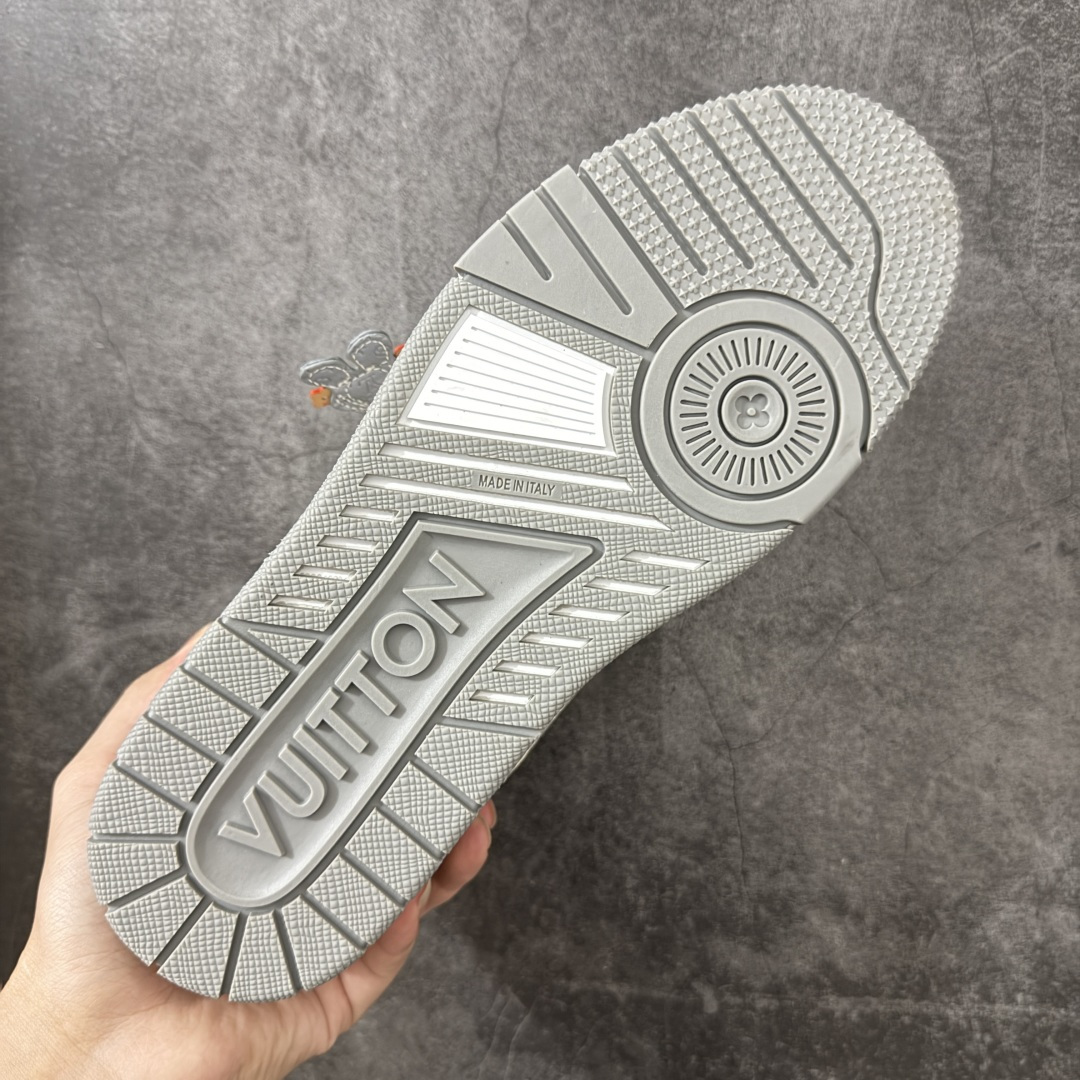 图片[9]-【YS纯原】广奢高端货 LOUIS VUITTON 路易威登 LV Trainer ✦ 原楦原纸版开模，鞋型立体饱满 ✦ 零毛边、零溢胶、零线头瑕疵 ✦ 细节与原版一致 区分市面通货 ✦ 多层叠片＋电脑针车，针距密度一致 ✦ Monogram浮雕＋3D高频压纹 ✦ 多密度发泡中底：支撑回弹媲美专柜 ✦ 原装橡胶大底：含胶量高、纹路深、双拼接零偏差 ✦ ZP级原装包装：专柜款鞋盒＋防尘袋＋说明书 尺码：39-45-选品中心
