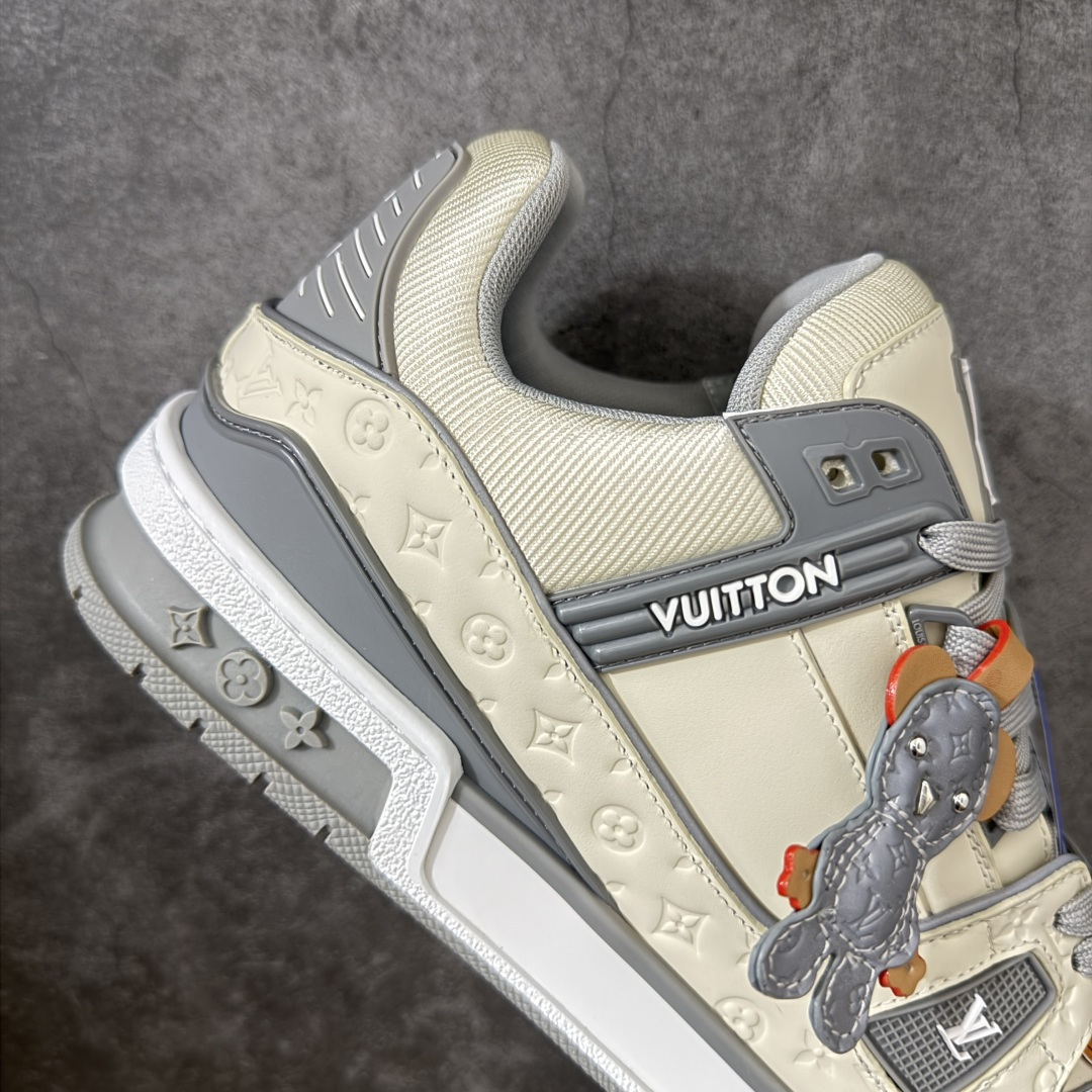 图片[7]-【YS纯原】广奢高端货 LOUIS VUITTON 路易威登 LV Trainer ✦ 原楦原纸版开模，鞋型立体饱满 ✦ 零毛边、零溢胶、零线头瑕疵 ✦ 细节与原版一致 区分市面通货 ✦ 多层叠片＋电脑针车，针距密度一致 ✦ Monogram浮雕＋3D高频压纹 ✦ 多密度发泡中底：支撑回弹媲美专柜 ✦ 原装橡胶大底：含胶量高、纹路深、双拼接零偏差 ✦ ZP级原装包装：专柜款鞋盒＋防尘袋＋说明书 尺码：39-45-选品中心
