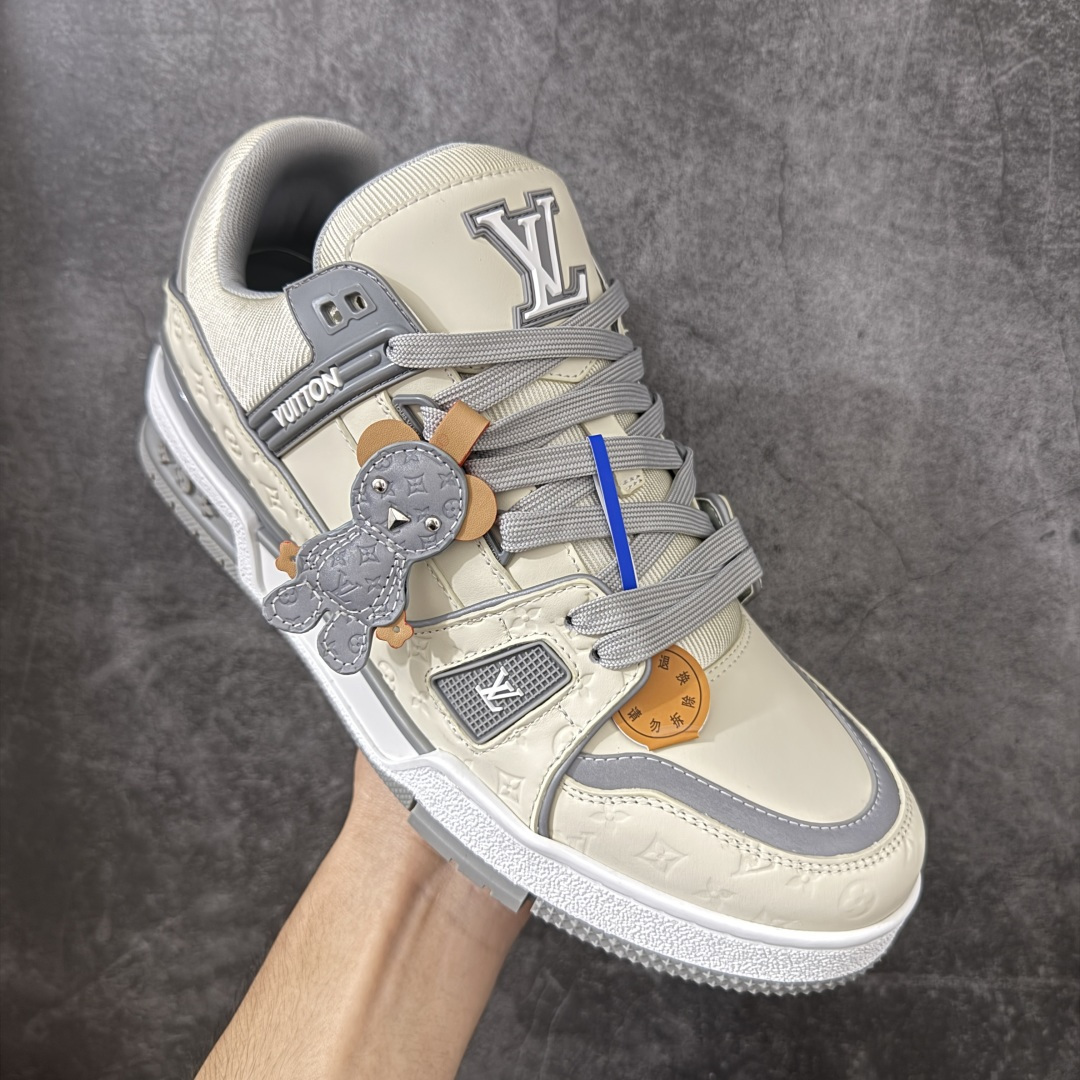 图片[3]-【YS纯原】广奢高端货 LOUIS VUITTON 路易威登 LV Trainer ✦ 原楦原纸版开模，鞋型立体饱满 ✦ 零毛边、零溢胶、零线头瑕疵 ✦ 细节与原版一致 区分市面通货 ✦ 多层叠片＋电脑针车，针距密度一致 ✦ Monogram浮雕＋3D高频压纹 ✦ 多密度发泡中底：支撑回弹媲美专柜 ✦ 原装橡胶大底：含胶量高、纹路深、双拼接零偏差 ✦ ZP级原装包装：专柜款鞋盒＋防尘袋＋说明书 尺码：39-45-选品中心