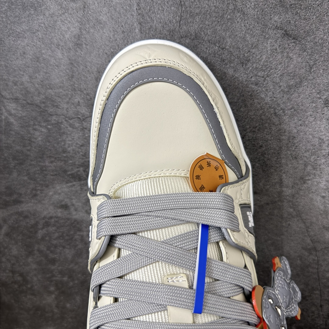 图片[5]-【YS纯原】广奢高端货 LOUIS VUITTON 路易威登 LV Trainer ✦ 原楦原纸版开模，鞋型立体饱满 ✦ 零毛边、零溢胶、零线头瑕疵 ✦ 细节与原版一致 区分市面通货 ✦ 多层叠片＋电脑针车，针距密度一致 ✦ Monogram浮雕＋3D高频压纹 ✦ 多密度发泡中底：支撑回弹媲美专柜 ✦ 原装橡胶大底：含胶量高、纹路深、双拼接零偏差 ✦ ZP级原装包装：专柜款鞋盒＋防尘袋＋说明书 尺码：39-45-选品中心