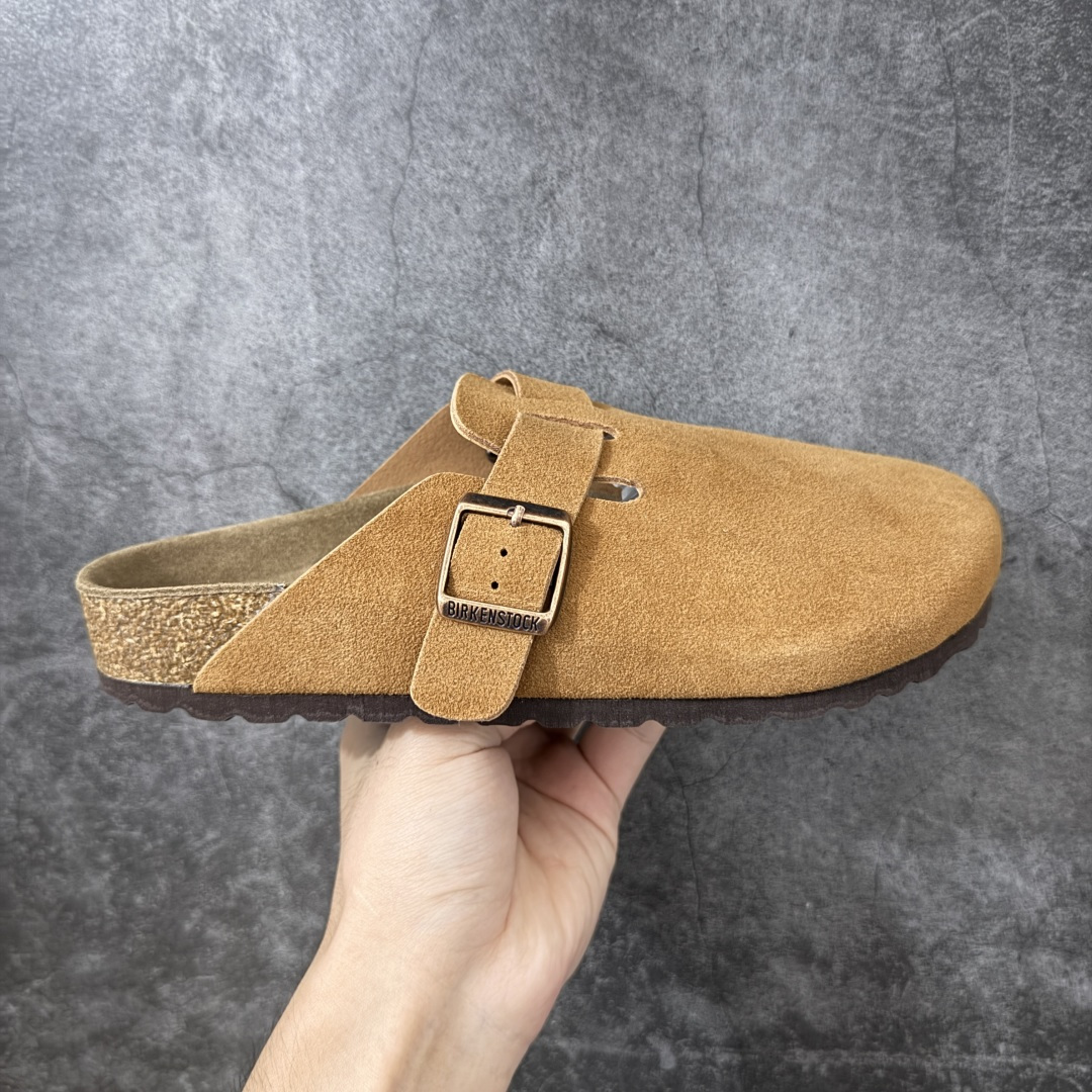 【纯原HT宽版】Birkenstock Boston 博肯/勃肯 系列上架 牛皮绒面革平底复古软木休闲鞋 宽版 深棕色 真正软木塞大底 品质细节领先市场版本 原产品质 采用质地柔软进口牛皮绒面革 无刺鼻异味 中底搭载缓震软木橡胶 进口头层牛皮 原版开模/版型/材质/细节遵循ZP工艺！ 市售顶级不吹文案 尺码：35-45-选品中心
