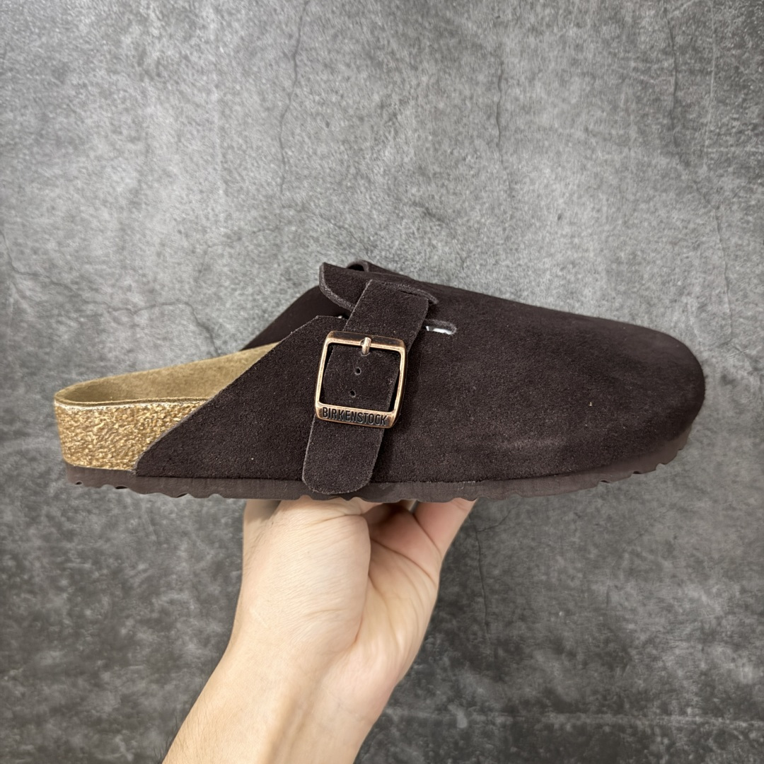 【纯原HT宽版】Birkenstock Boston 博肯/勃肯 系列上架 牛皮绒面革平底复古软木休闲鞋 宽版 深咖色 真正软木塞大底 品质细节领先市场版本 原产品质 采用质地柔软进口牛皮绒面革 无刺鼻异味 中底搭载缓震软木橡胶 进口头层牛皮 原版开模/版型/材质/细节遵循ZP工艺！ 市售顶级不吹文案 尺码：35-45-选品中心