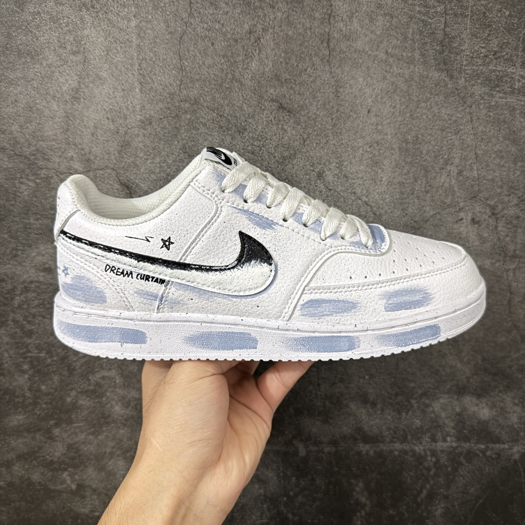 【手绘定制】NIKE COURT VISION LO ‘DIY’定制 低帮百搭 透气休闲运动板鞋 兼顾舒适脚感和出众风范 演绎匠心之作 结构性的支撑贴合感结合复古篮球设计 电绣工艺 皮料切割干净无任何毛边 细节完美 货号： DH2987-101 尺码： 36 36.5 37.5 38 38.5 39 40 40.5 41 42 42.5 43 44 45-选品中心