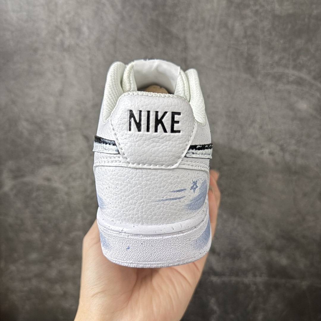 图片[4]-【手绘定制】NIKE COURT VISION LO ‘DIY’定制 低帮百搭 透气休闲运动板鞋 兼顾舒适脚感和出众风范 演绎匠心之作 结构性的支撑贴合感结合复古篮球设计 电绣工艺 皮料切割干净无任何毛边 细节完美 货号： DH2987-101 尺码： 36 36.5 37.5 38 38.5 39 40 40.5 41 42 42.5 43 44 45-选品中心