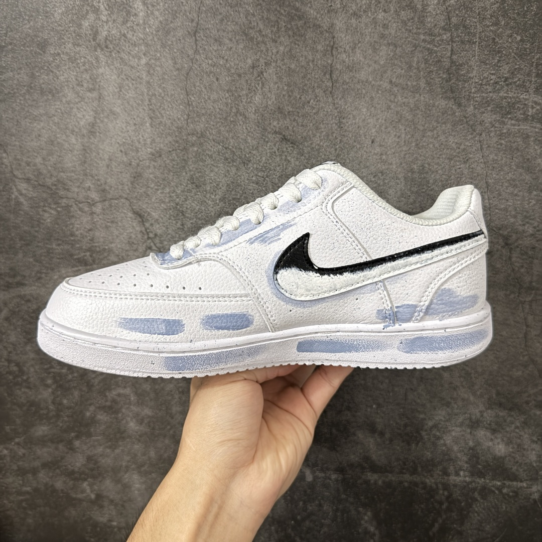 图片[2]-【手绘定制】NIKE COURT VISION LO ‘DIY’定制 低帮百搭 透气休闲运动板鞋 兼顾舒适脚感和出众风范 演绎匠心之作 结构性的支撑贴合感结合复古篮球设计 电绣工艺 皮料切割干净无任何毛边 细节完美 货号： DH2987-101 尺码： 36 36.5 37.5 38 38.5 39 40 40.5 41 42 42.5 43 44 45-选品中心