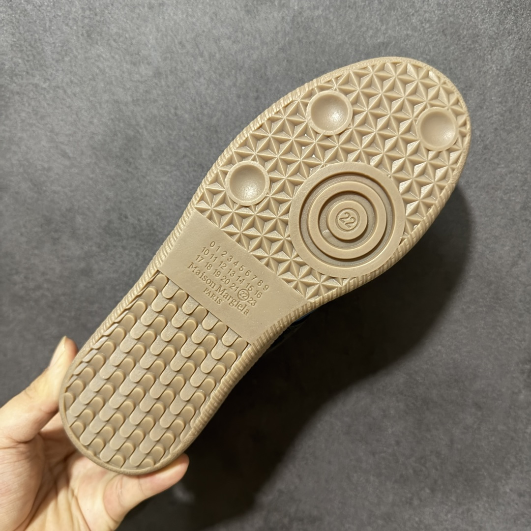 图片[9]-【跑量版】Maison Margiela梅森马吉拉Replica 休闲低帮德训鞋 采用绒面和皮革拼接，橡胶底耐磨防滑，打造欧美时尚。该鞋款的外观设计走在时尚前沿，其独特的风格款式构成了品牌身份重要的一部分。 货号：S58WS0109 尺码： 35-45-选品中心