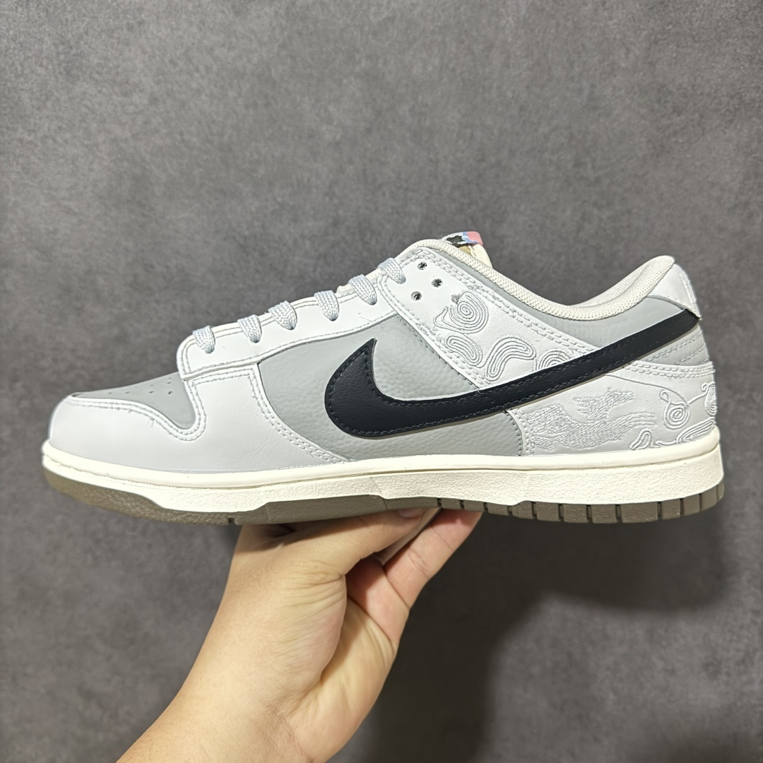 图片[2]-【公司级】 Nike Dunk Low Retro ‘DIY高端定制’耐克 低帮休闲运动板鞋 原装头层材料 用料绝不含糊 独家版型蒸餾加工帶來的是更好的视觉和脚感体验 清洁度 电绣工艺 皮料切割干净无任何毛边 细节完美 货号：IQ1118-220 尺码：40 40.5 41 42 42.5 43 44 45 46 货号：08-2302644-选品中心