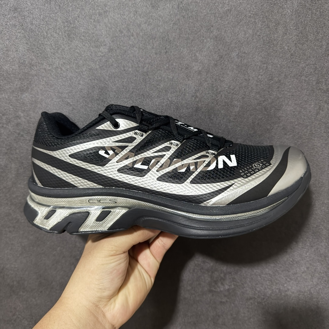 【福利版】MM6 x SALOMON联名网面低帮休闲鞋通勤运动鞋单鞋 本次全新打造XT-MM6系列，鞋身处饰有巨型Salomon logo，鞋头处 MM6 数字标志彰显合作身份。XT-MM6推出三种配色：纯白搭配黑色细节、全黑点缀银色，以及亮红 便秘色与黑色组合的版本。ACS PRO则提供两款选择——从白色渐变至灰色的清爽设计，另一款则采用高饱和度的黄黑撞色，赋予整体造型更强的视觉张力。 货号：491070 尺码：36-45-选品中心